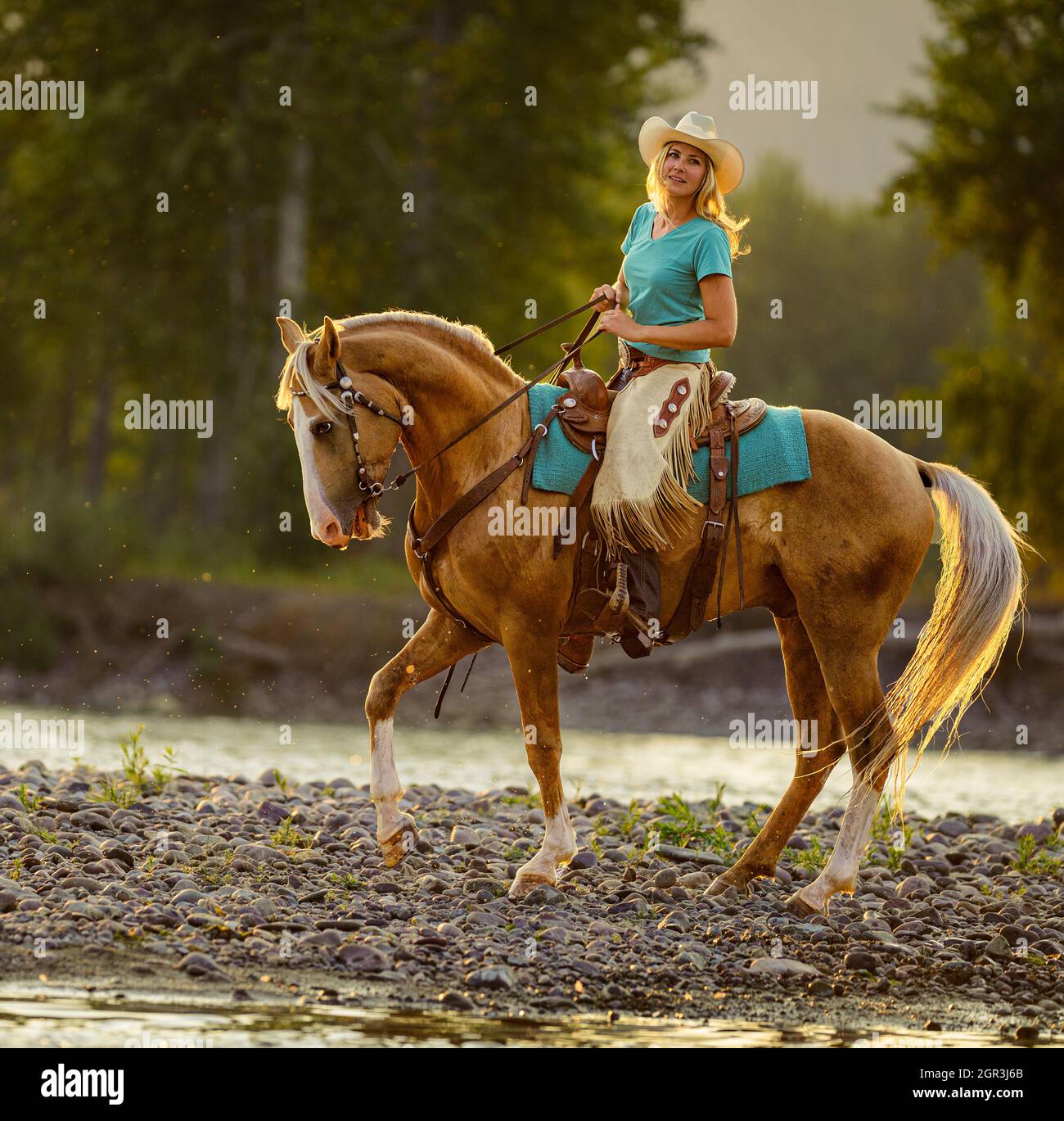 Équitation le long de la rive de la rivière Banque D'Images