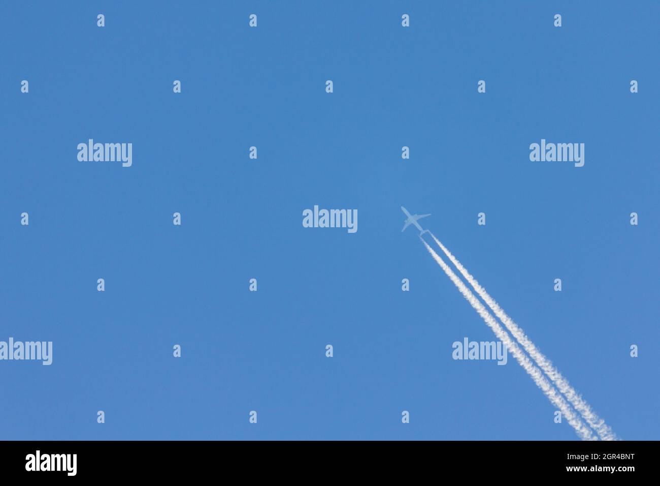 Le vol en avion laisse une piste d'inversion dans l'air Banque D'Images