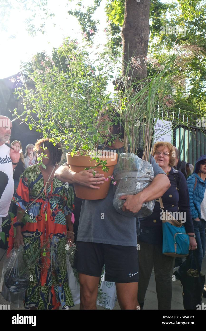 Londres, Royaume-Uni. Les visiteurs du salon des fleurs de Chelsea partent avec des plantes pour rentrer chez eux, certains achetés à des prix avantageux le dernier jour de l'événement. Banque D'Images