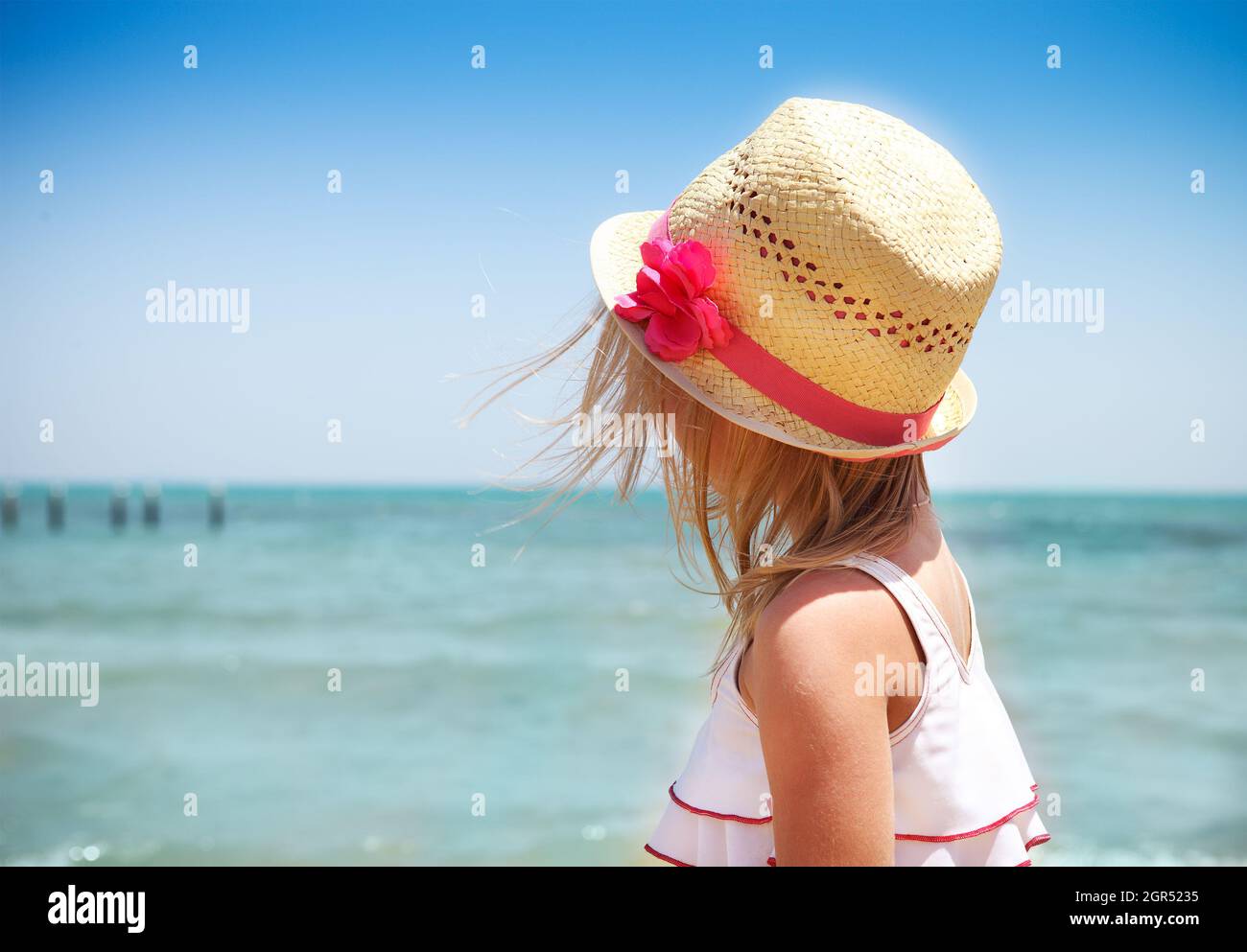 Fille portant un chapeau de soleil à la plage pendant la Sunny Day Photo  Stock - Alamy