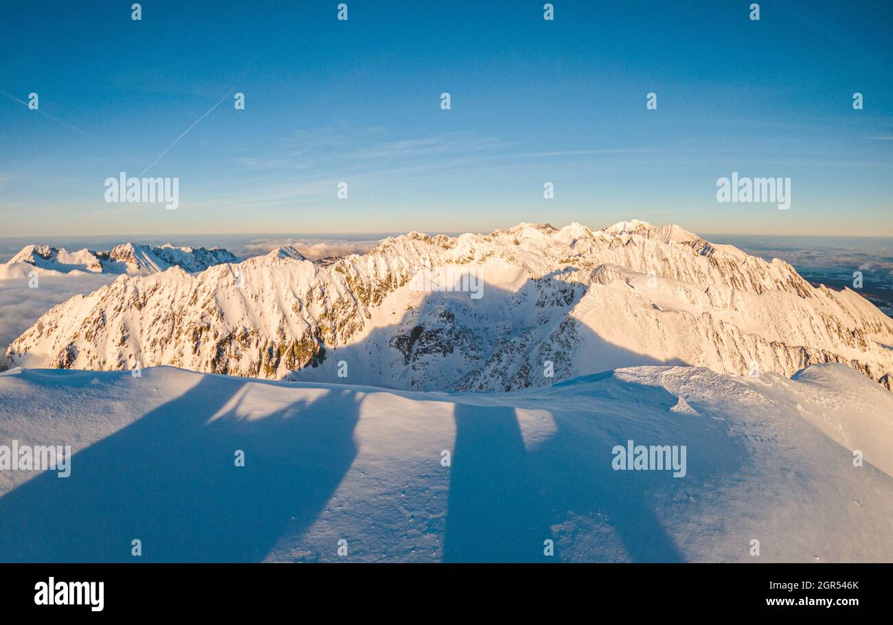 Vue panoramique des montagnes aux sommets enneigés sur fond de ciel bleu Banque D'Images