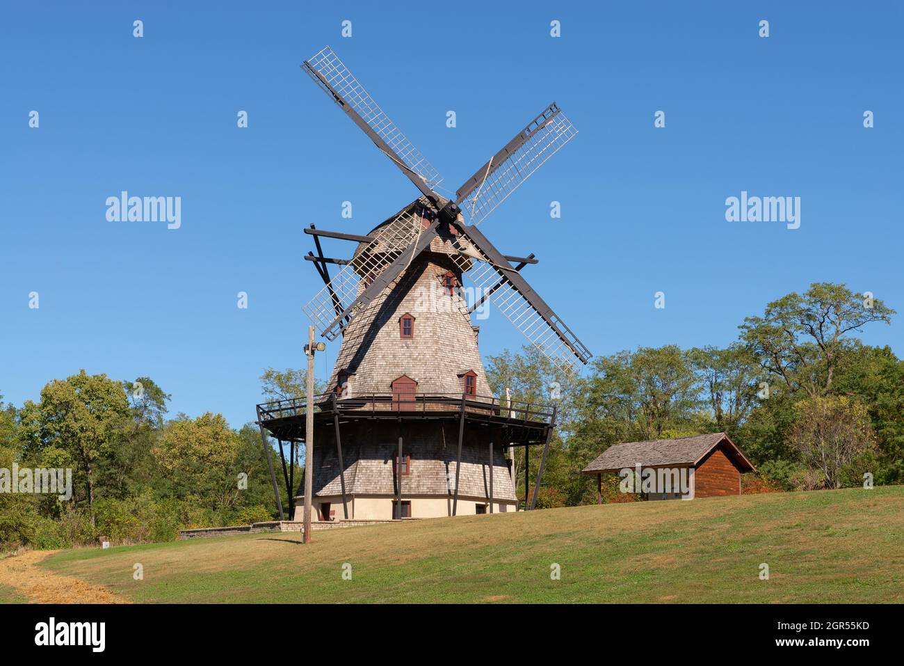 Ancien moulin à vent hollandais du milieu des années 1850 lors d'un bel après-midi d'automne. Réserve forestière de Fabyan, Genève, Illinois Banque D'Images