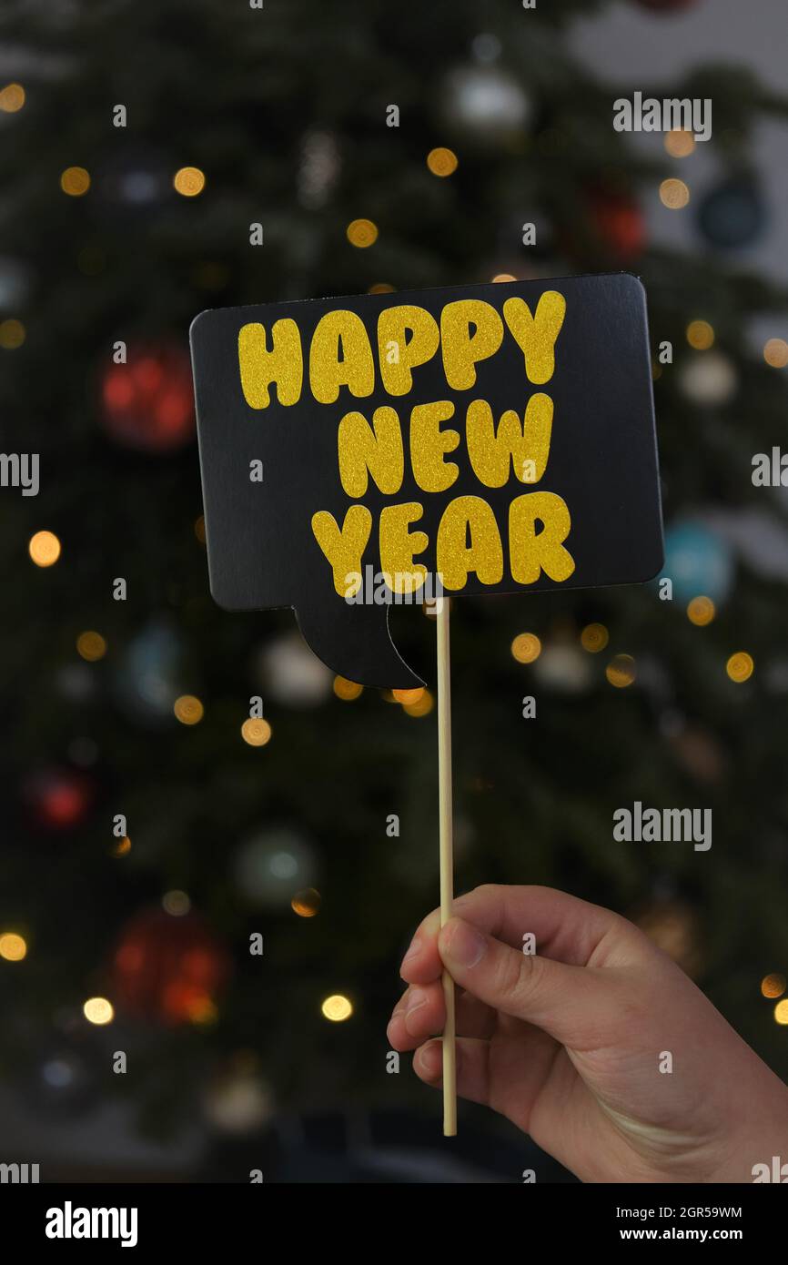 Nouvelle année. Un signe disant bonne année sur un fond d'arbre de Noël.hiver vacances arrière-plan. Noël et nouvel an. Banque D'Images