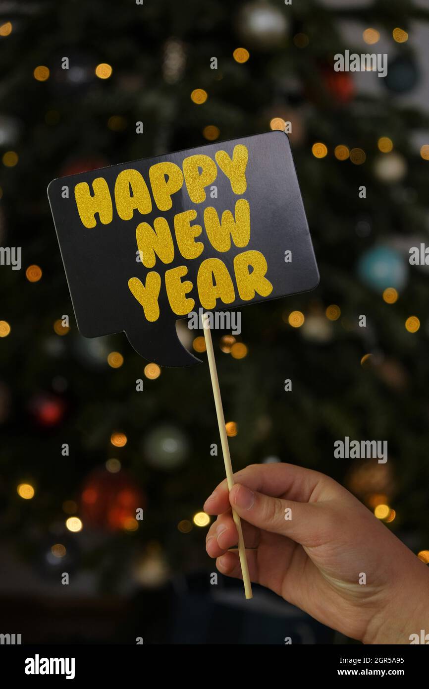 Nouvelle année. Un signe disant bonne année sur un fond d'arbre de Noël festif.vacances d'hiver. Noël et nouvel an. Banque D'Images