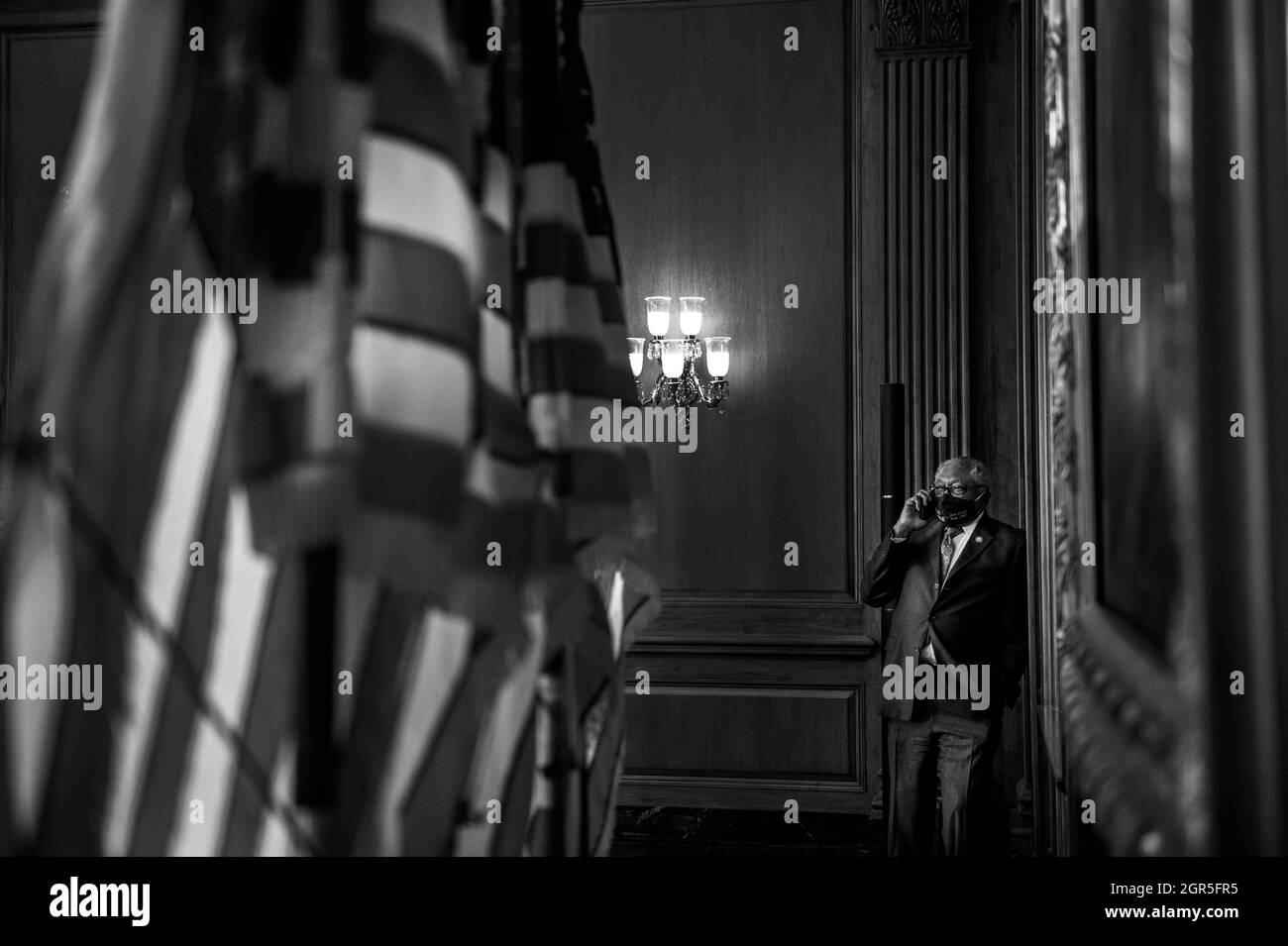 Washington, Vereinigte Staaten. 30 septembre 2021. Le whip James Clyburn (démocrate de la Caroline du Sud), majorité de la Chambre des représentants des États-Unis, parle au téléphone, avant que la Présidente de la Chambre des représentants des États-Unis Nancy Pelosi (démocrate de la Californie) ne signe une résolution permanente de la Chambre pour continuer à financer le gouvernement, au Capitole des États-Unis à Washington, DC, le jeudi 30 septembre 2021. Credit: Rod Lamkey/CNP/dpa/Alay Live News Banque D'Images