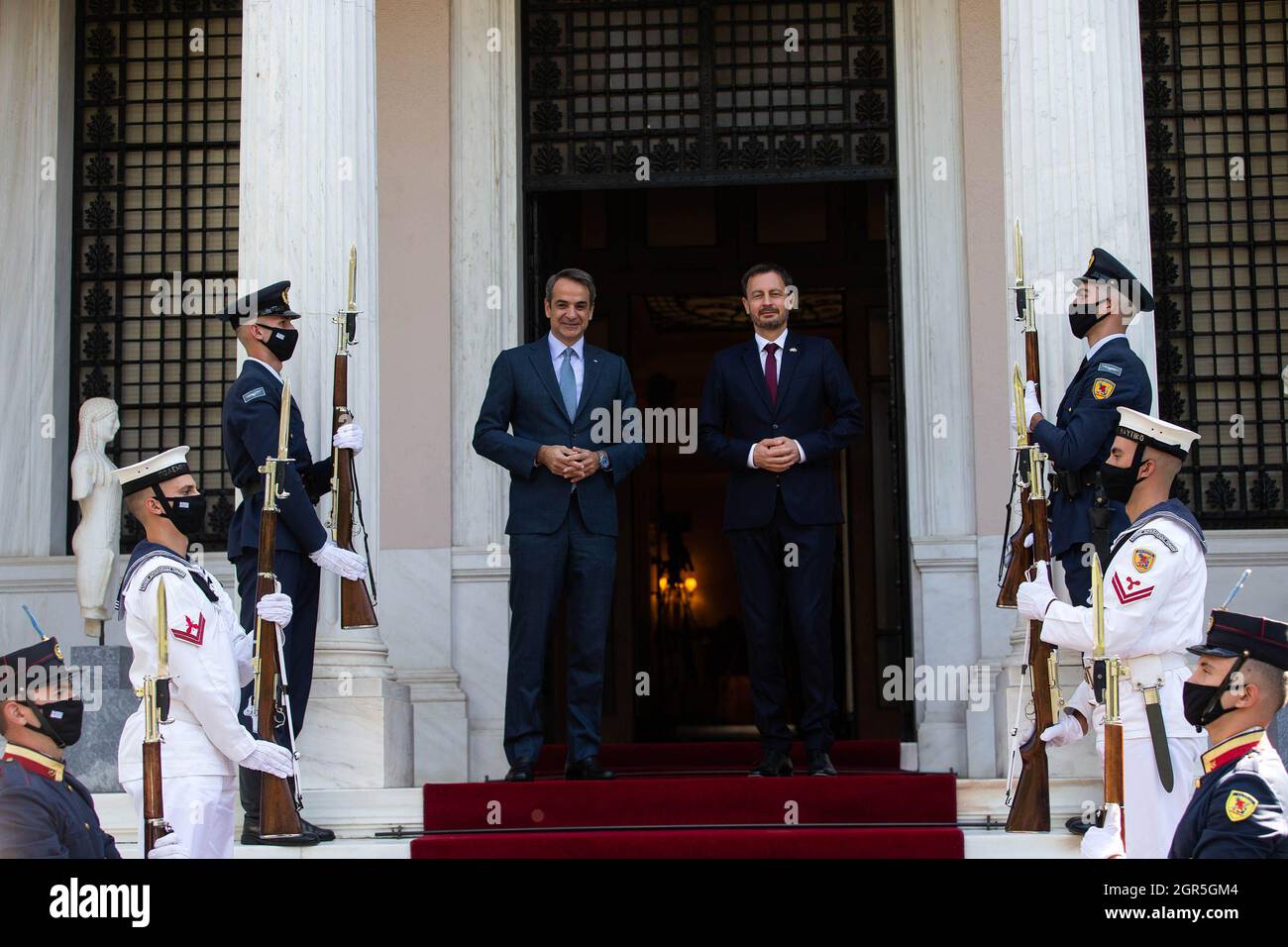 Athènes, Grèce. 30 septembre 2021. Le Premier ministre grec Kyriakos Mitsotakis (C-L) accueille le Premier ministre slovaque Eduard Heger (C-R) à Athènes (Grèce), le 30 septembre 2021. Mitsotakis et Heger ont appelé à l'accélération du processus d'adhésion à l'Union européenne (UE) des pays des Balkans occidentaux lors de leur réunion ici, jeudi. Crédit: Marios Lolos/Xinhua/Alamy Live News Banque D'Images