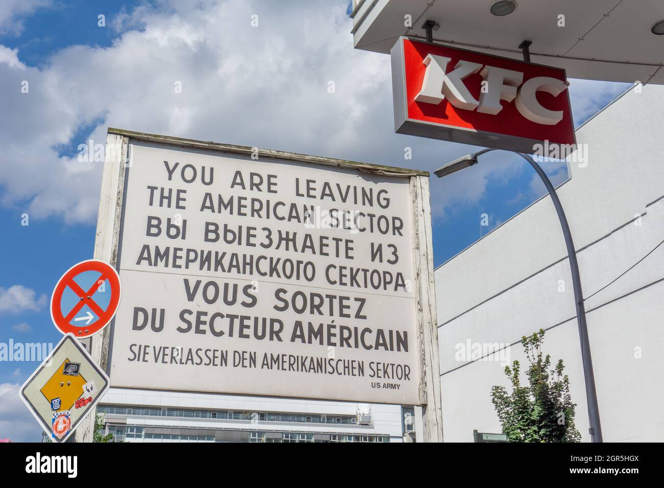Berlin, Allemagne - 26 septembre 2017: Signer en allemand et en anglais vous conseillant de quitter le secteur américain de Berlin à Checkpoint Charlie sous KFC si Banque D'Images