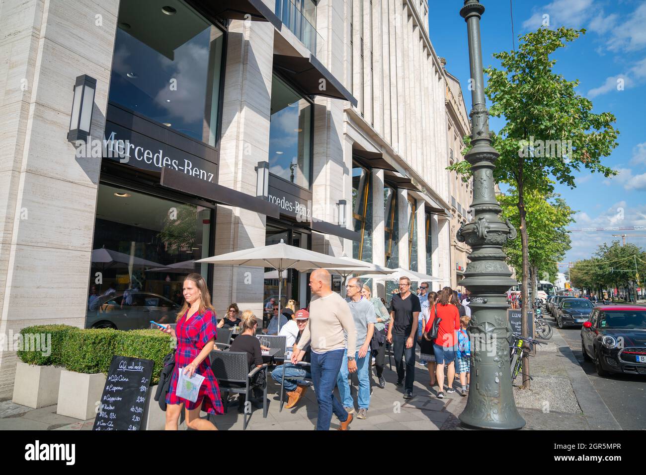 Berlin Allemagne - août 26 2017 ; les gens se déplacent le long du pavé de la ville en passant par les cafés et la salle d'exposition Mercedes Benz Banque D'Images