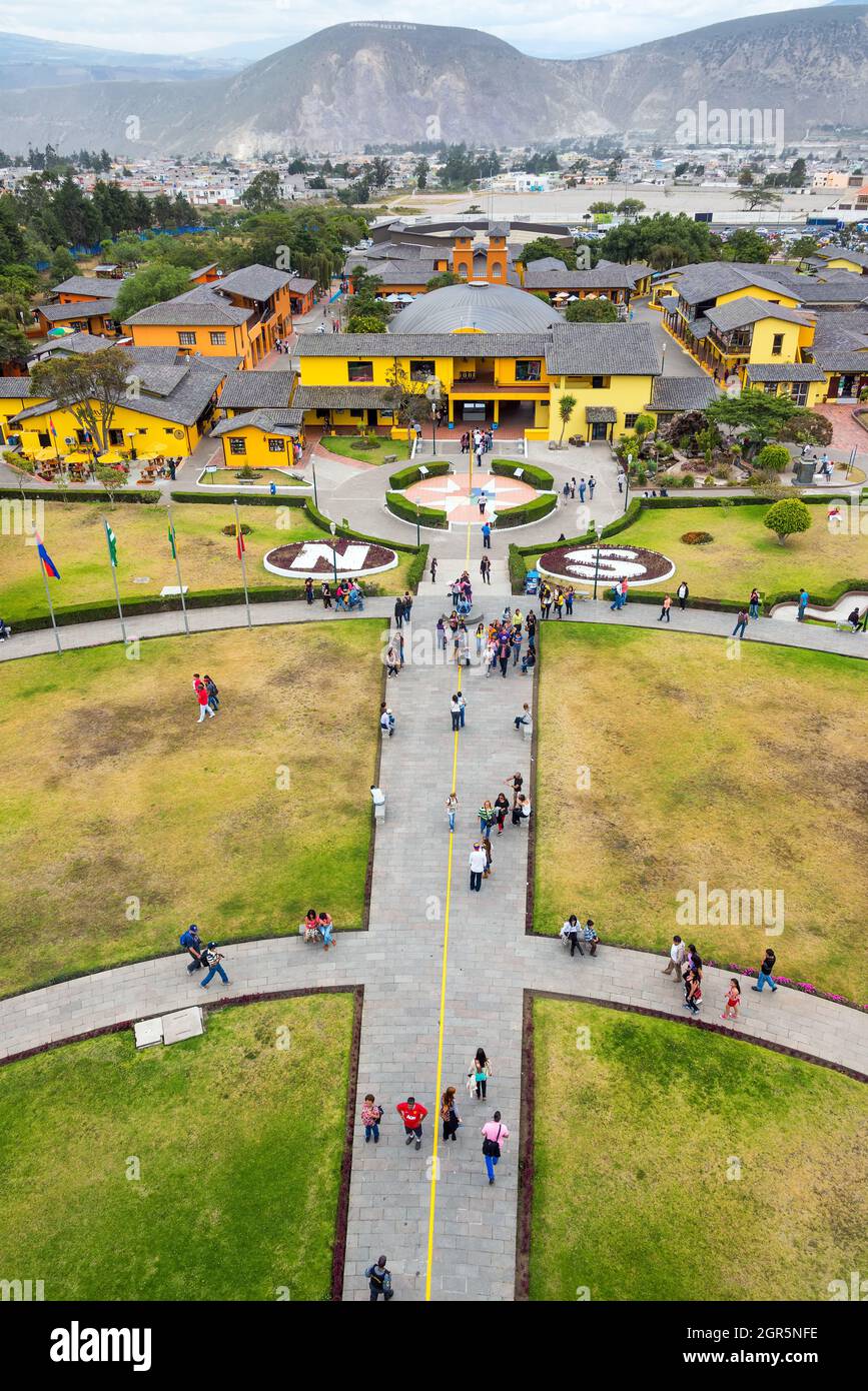 QUITO, EQUATEUR - 02 juin 2015: QUITO, EQUATEUR - DÉCEMBRE 26: Vue du sommet du monument équateur à Quito, Equateur le 26 décembre 2014 Banque D'Images