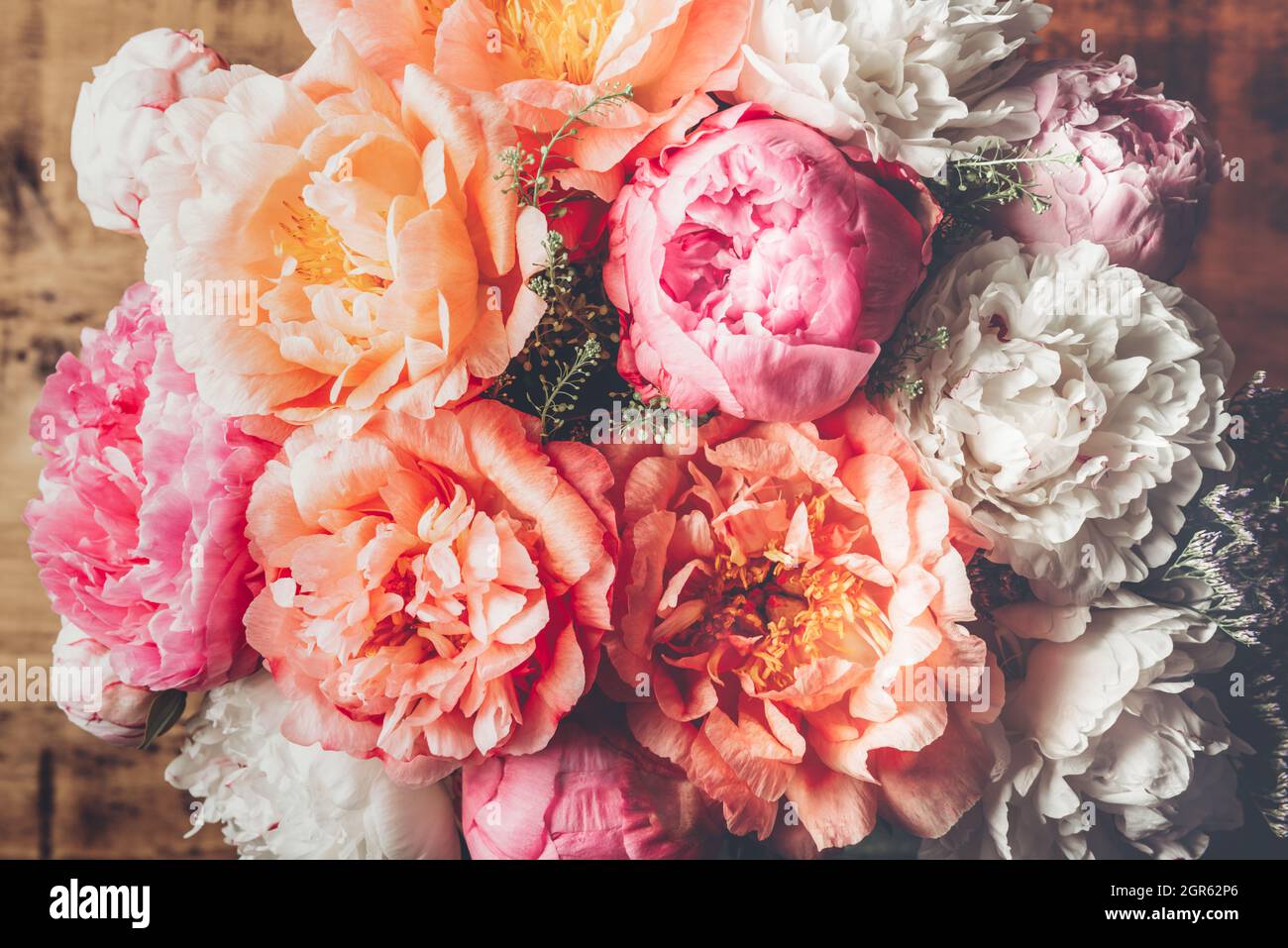 Abondance de bouquet de bouquet de pivoines fraîches de différentes  couleurs roses.Concept de carte Photo Stock - Alamy