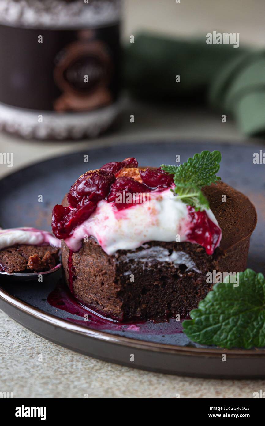 Mini Gateau Au Chocolat Ou Brownie A La Creme A La Cerise Et A La Menthe Sur Une Assiette En Ceramique Fondant Au Chocolat Mise Au Point Selective Photo Stock Alamy