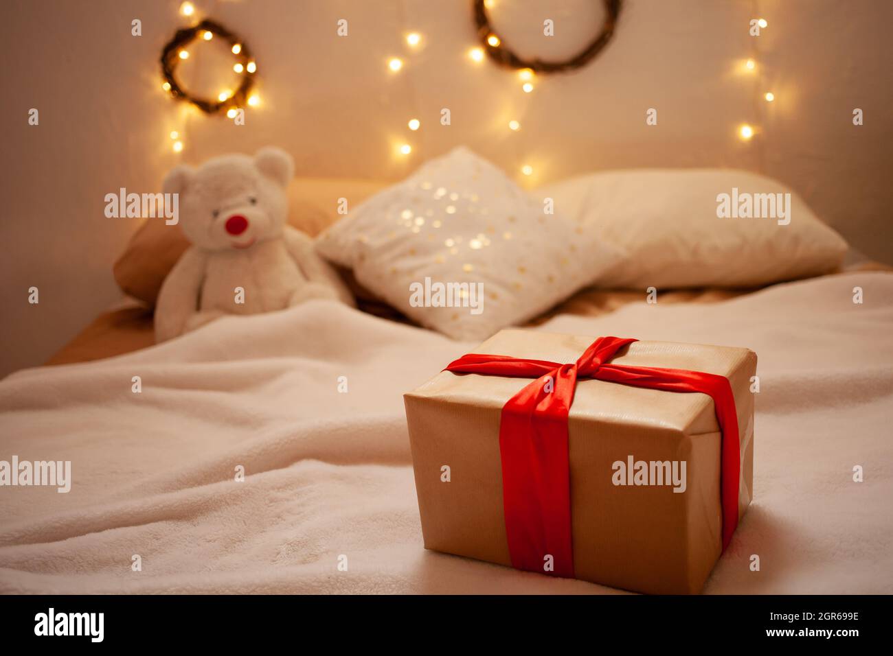 Un magnifique cadeau sur le côté et Un ours en peluche.Un cadeau de  livraison à domicile.Noël, nouvel an 2021 Photo Stock - Alamy