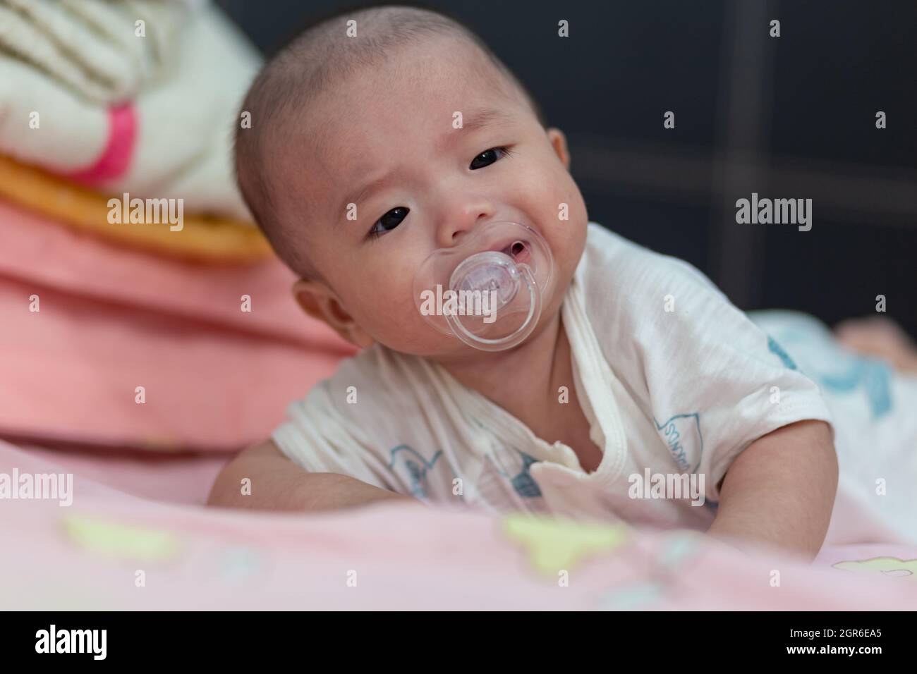 Bebe Asiatique Avec Sucette Dans La Bouche Photo Stock Alamy