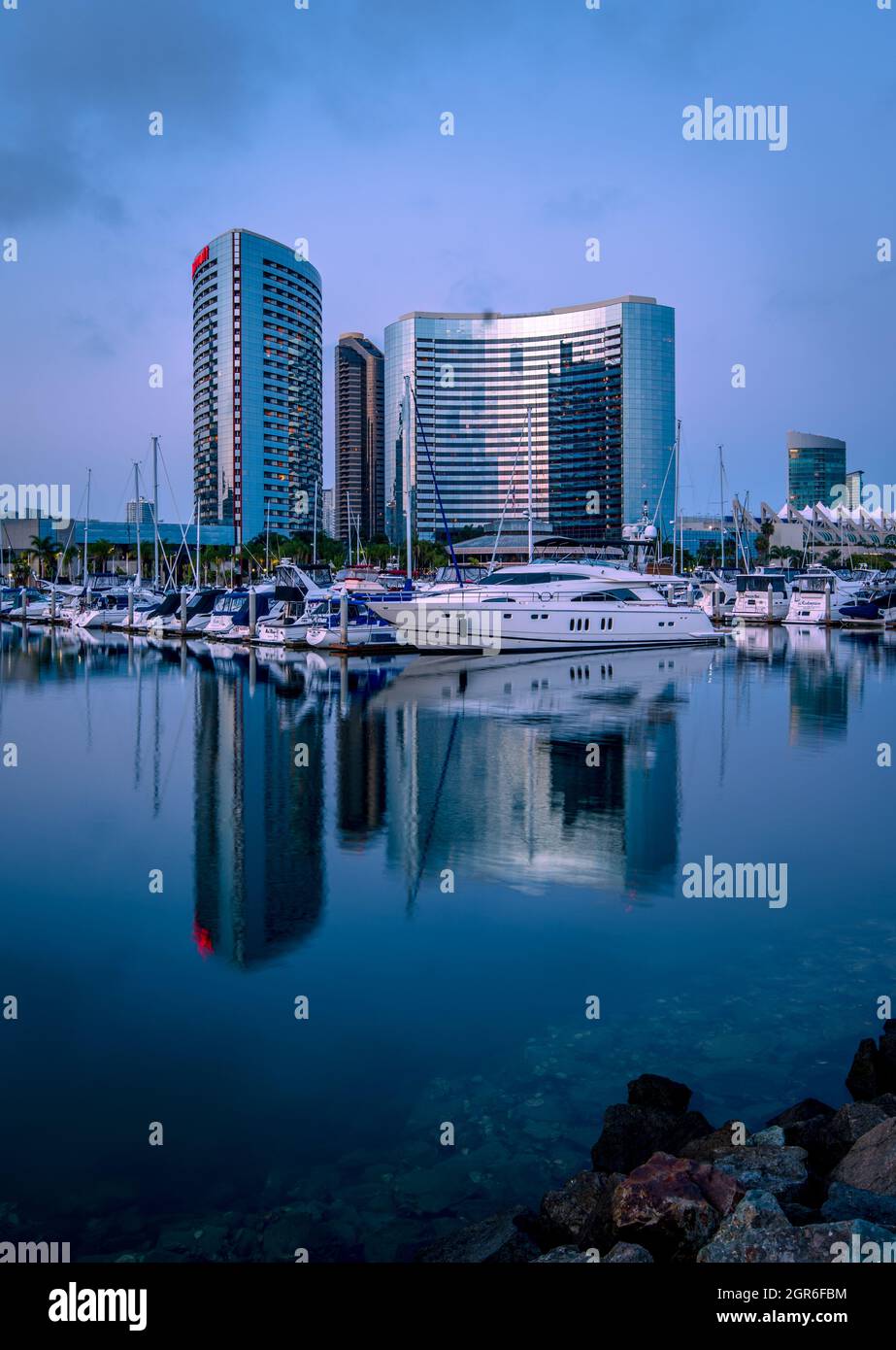 Belle ambiance au crépuscule à la marina de San Diego, avec des yachts et l'hôtel Marriott Marquis reflétés dans l'eau Banque D'Images