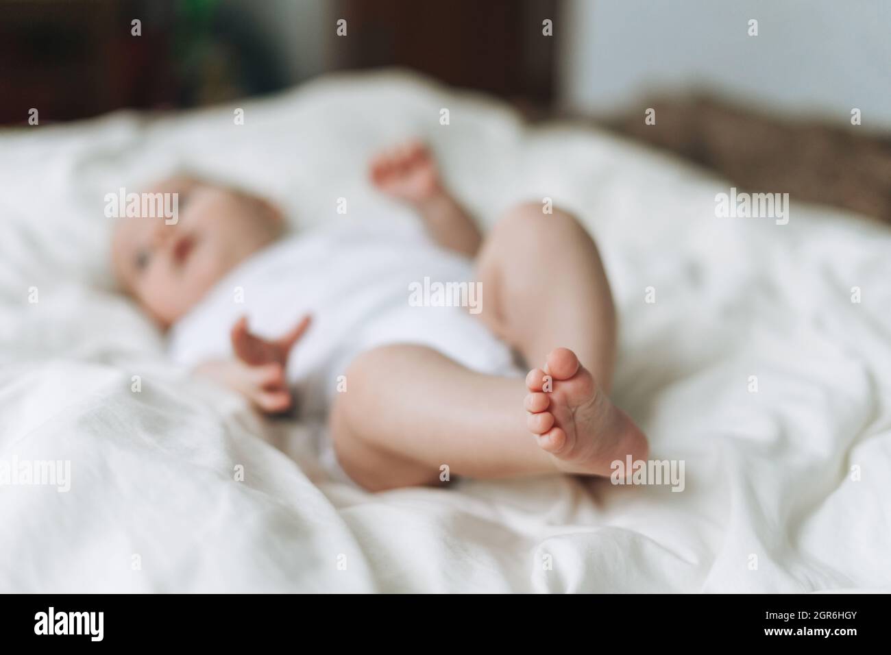 Mignon Bebe Fille 2 4 Mois Sur Lit Avec Linge Blanc Les Tons Naturels Selectif Foyer Photo Stock Alamy