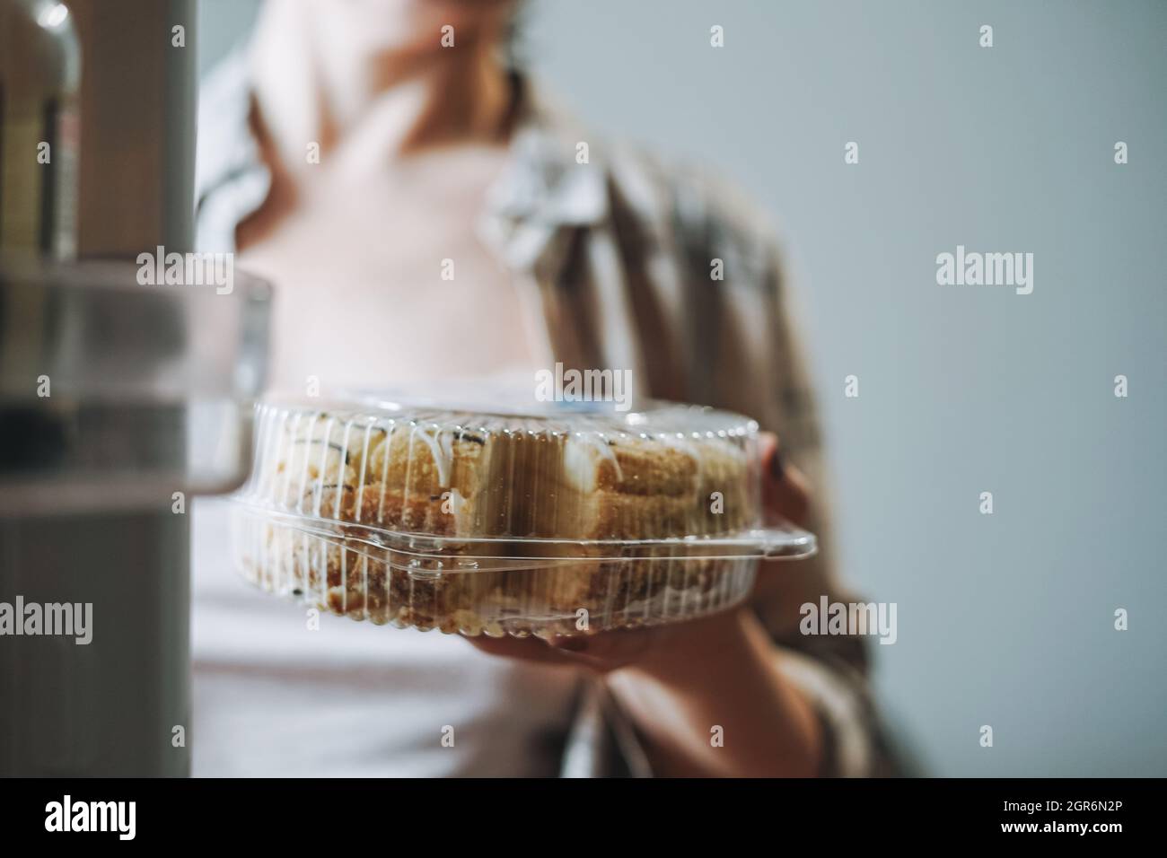 Jolie Femme Brunette Amicale De Moyen Age Dans Un Confortable Cardigan Gateau De Manger Photo Stock Alamy Jolie Femme Brunette Amicale De Moyen Age Dans Un Confortable Cardigan Gateau De Manger Photo Stock Alamy