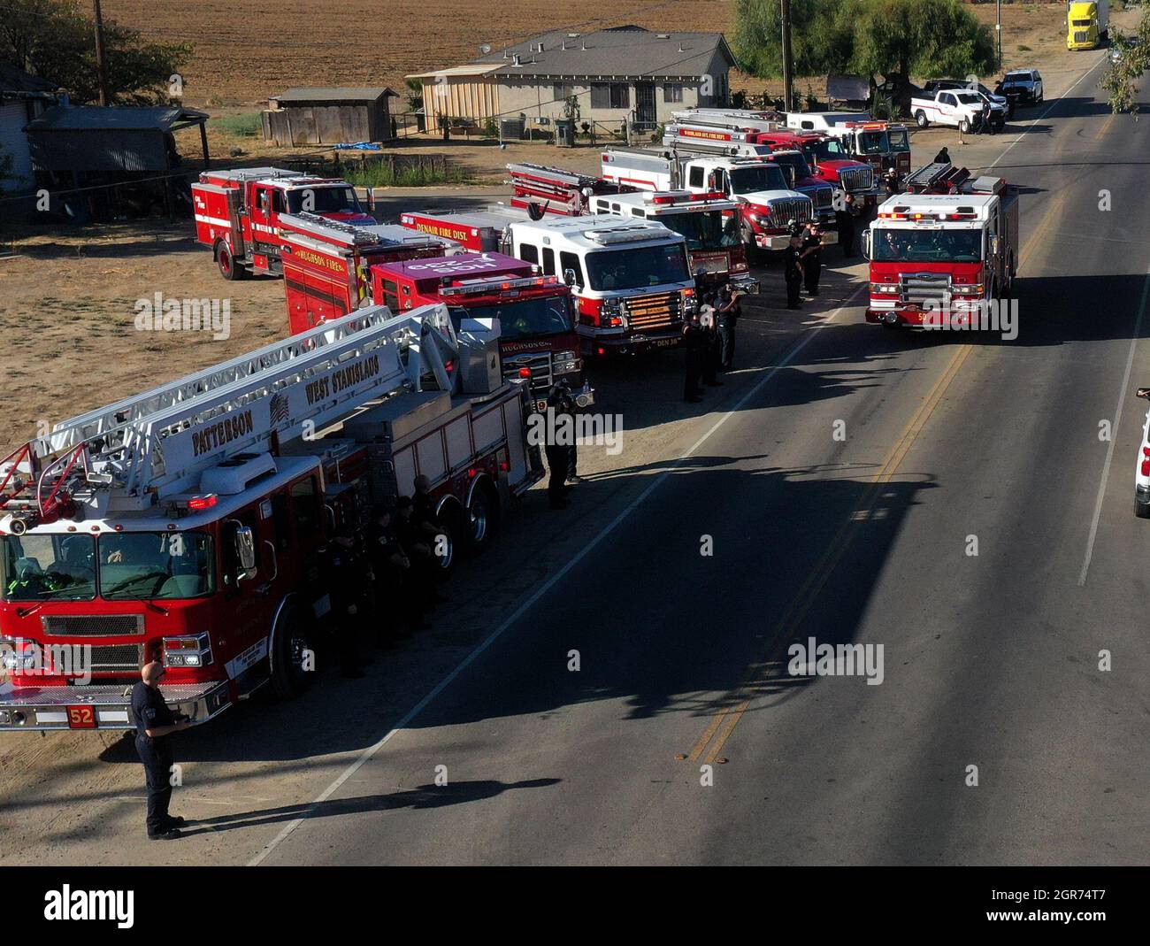 Patterson, CA, États-Unis 30 septembre 2021. Plusieurs pompiers de Stanislaus bordent les rues de Patterson, en Californie, alors que le pompier de West Stanislaus Fire protection District Richard Gerety III de Patterson rentrait chez lui le jeudi 30 septembre 2021. Gerety souffrant des brûlures du troisième degré sur ses bras et ses mains et des brûlures du deuxième degré sur ses jambes bien luttant contre le feu Caldor dans le comté d'El Dorado. Gerety a été soigné au Centre médical UC Davis pour ses brûlures. Richard Gerety a dû subir une chirurgie de greffe de peau à plusieurs endroits qu'il a été brûlé et est venu à la maison avec des bandages sur ses mains qui pourraient être vus. Crédit Banque D'Images