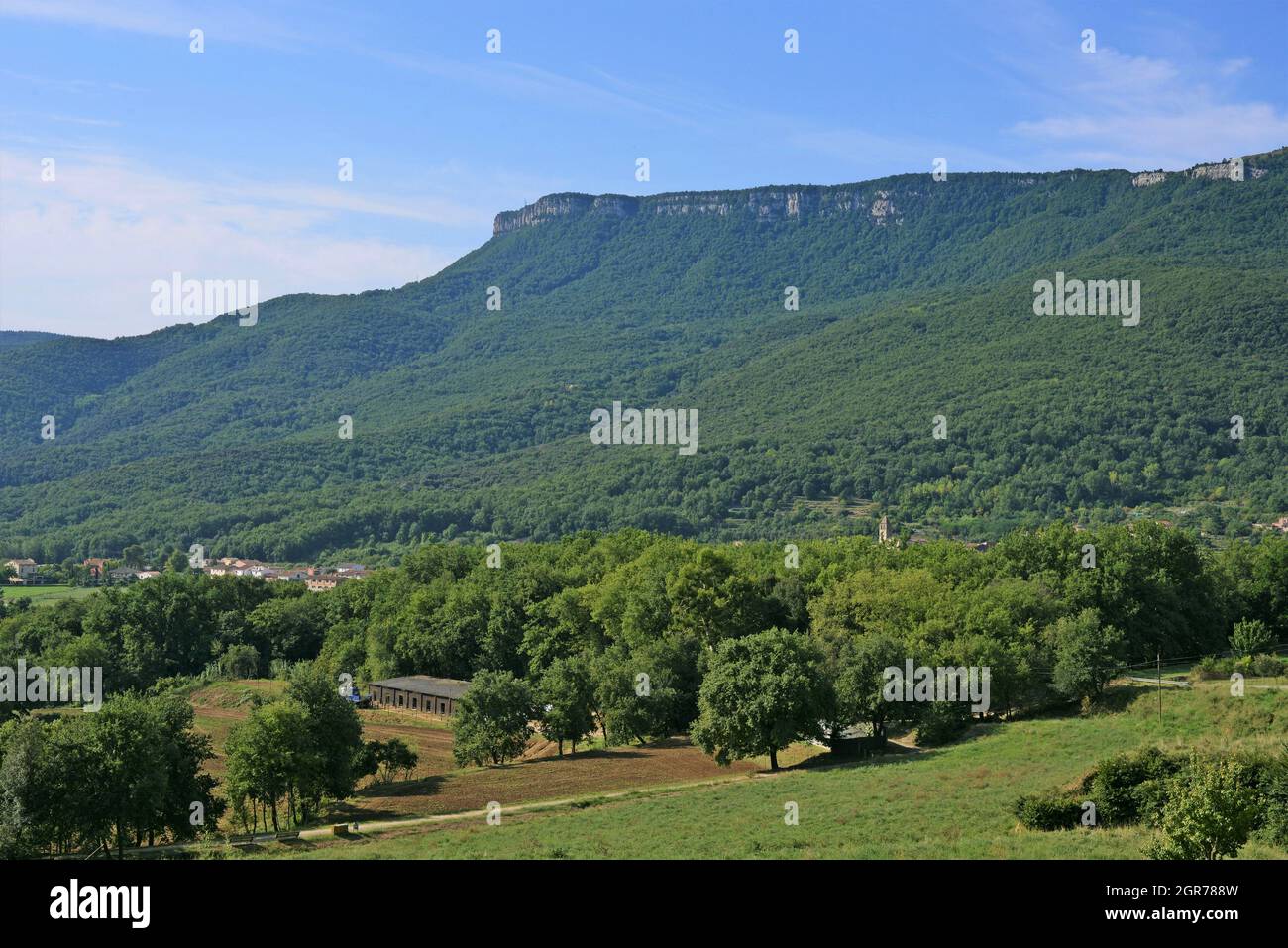 Panoramique des plans d'Hostalets situé dans la région de Garrotxa dans la province de Gérone, Catalogne, Espagne Banque D'Images