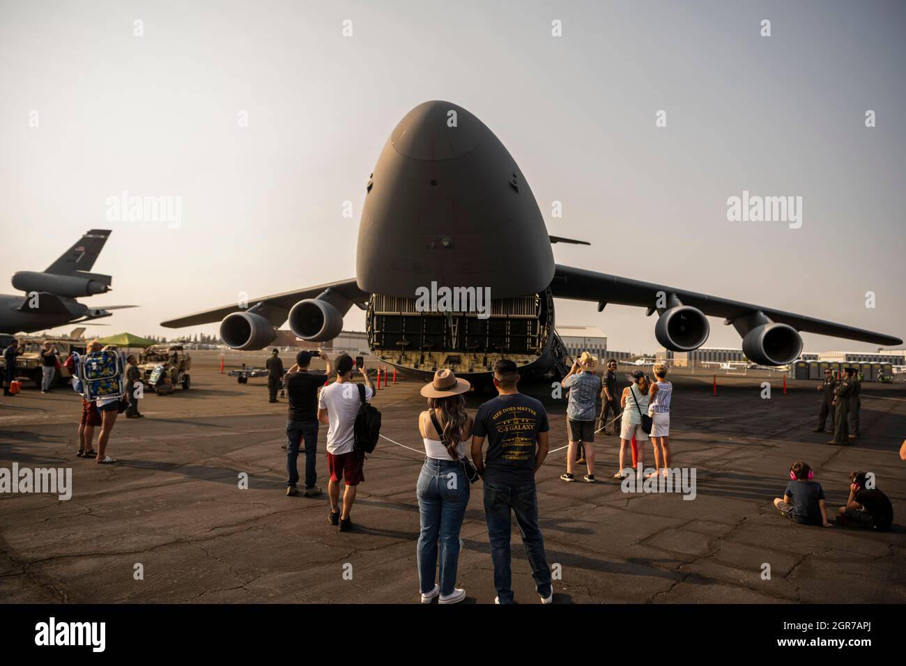 Un Super Galaxy C-5M de la U.S. Air Force en stationnement exposé lors du California Capital Airshow le 25 septembre 2021, à l'aéroport Mather de Sacramento, en Californie. La base aérienne de Travis a participé à l'événement et a été en contact avec la communauté en présentant ce qui se passe derrière les portes. (É.-U. Photo de la Force aérienne par Nicholas Pilch) Banque D'Images