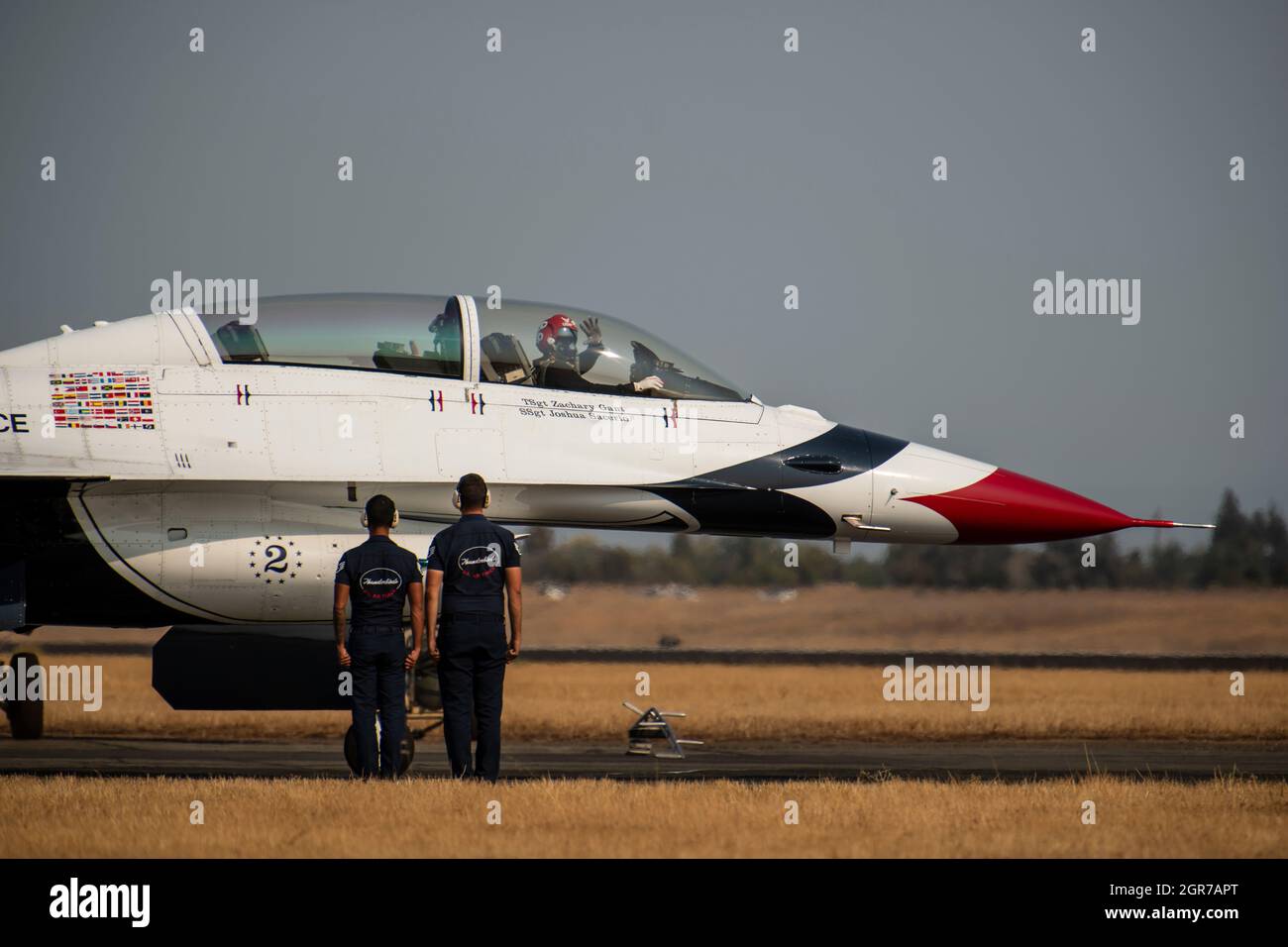 Le U.S. Air Force Air Demonstration Squadron, « Thunderbirds », se présente lors du spectacle aérien de la capitale de la Californie, le 25 septembre 2021, à l'aéroport Mather de Sacramento, en Californie. La base aérienne de Travis a également participé à l'événement aux côtés des Thunderbirds. Avec les avions Travis AFB dans le ciel et son personnel et ses ressources au sol, Team Travis a établi un lien avec la communauté en présentant ce qui se passe derrière les portes. (É.-U. Photo de la Force aérienne par Nicholas Pilch) Banque D'Images
