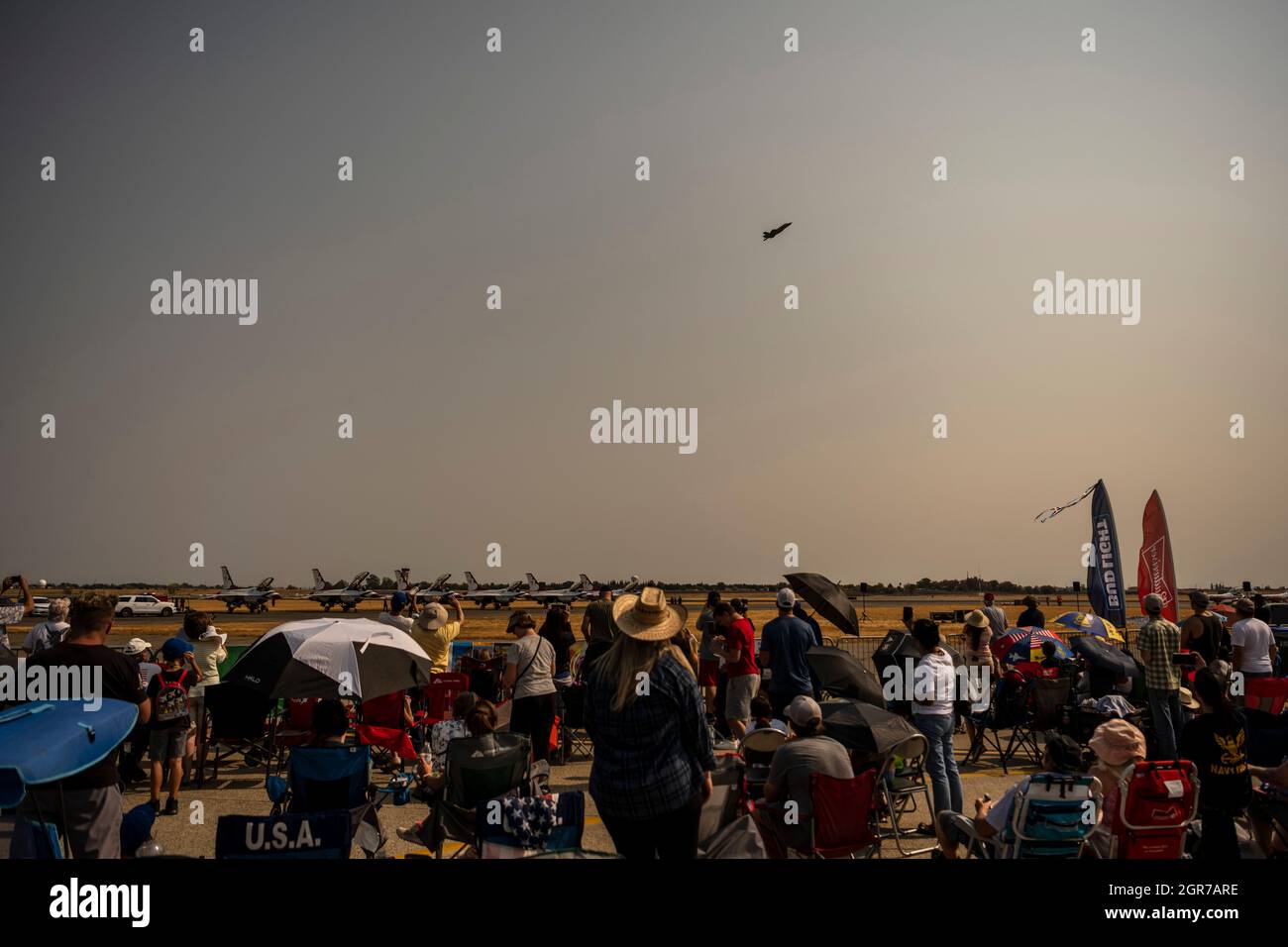 La foule regarde une équipe de démonstration de la US Air Force F-35A Lightning II, se produire lors du salon de l'aéronautique de la capitale de la Californie le 25 septembre 2021, à l'aéroport Mather de Sacramento, en Californie. La base aérienne de Travis a également participé à l'événement aux côtés de l'équipe de démonstration F-35A Lightning II. Avec les avions Travis AFB dans le ciel et son personnel et ses ressources au sol, Team Travis a établi un lien avec la communauté en présentant ce qui se passe derrière les portes. (É.-U. Photo de la Force aérienne par Nicholas Pilch) Banque D'Images