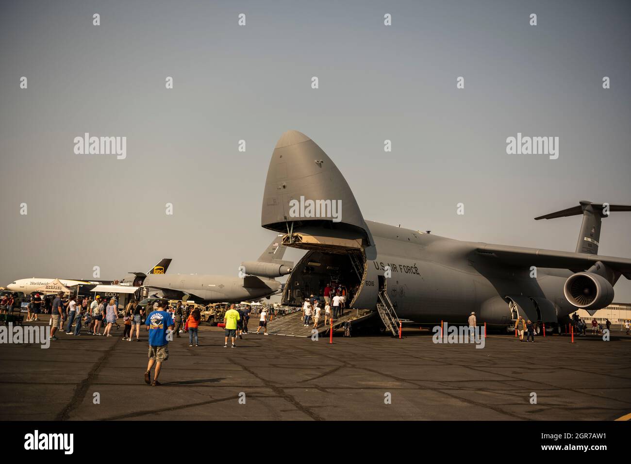 Un Super Galaxy C-5M de la U.S. Air Force en stationnement exposé lors du California Capital Airshow le 25 septembre 2021, à l'aéroport Mather de Sacramento, en Californie. La base aérienne de Travis a participé à l'événement et a été en contact avec la communauté en présentant ce qui se passe derrière les portes. (É.-U. Photo de la Force aérienne par Nicholas Pilch) Banque D'Images
