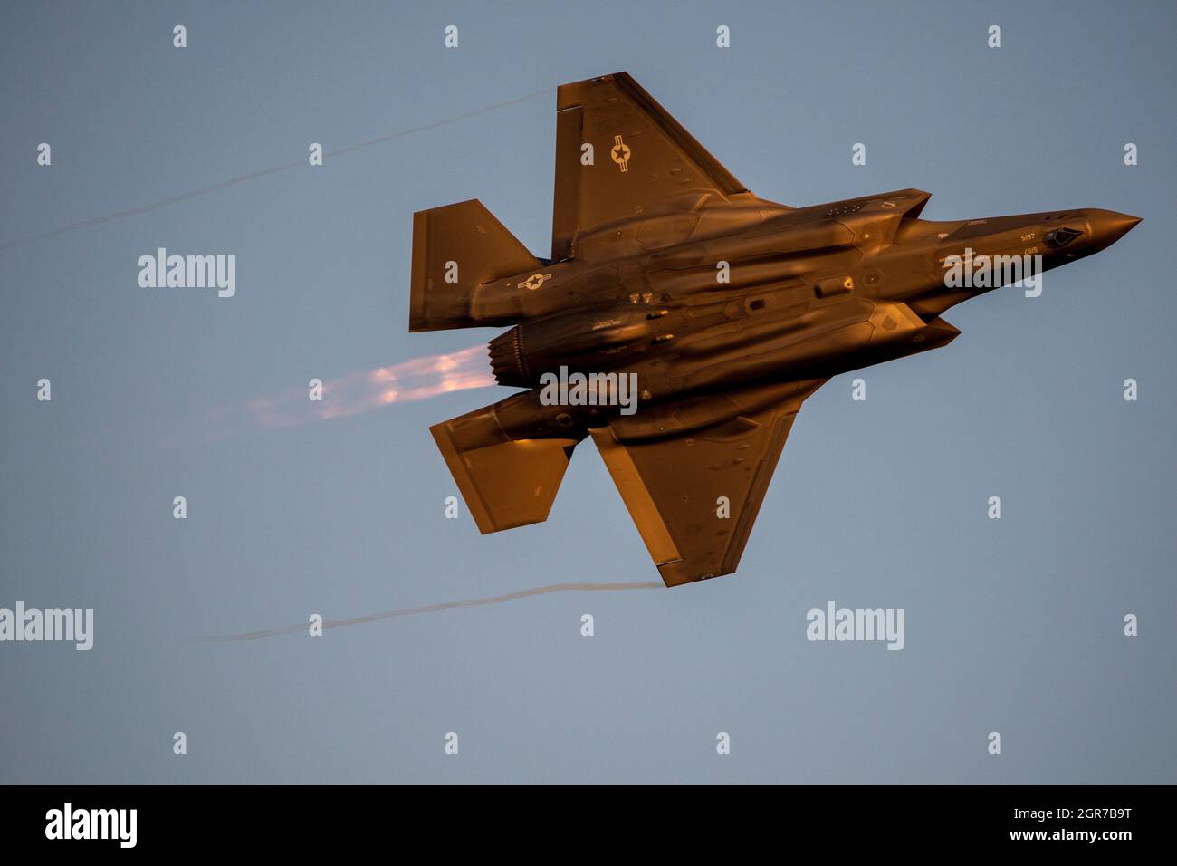 Un F-35A Lightning II de la U.S. Air Force se produit le 24 septembre 2021 à l'aéroport Mather de Sacramento, en Californie. La base aérienne de Travis a également participé à l'événement aux côtés de la F-35A Lightning II Avec les avions Travis AFB dans le ciel et son personnel et ses ressources au sol, Team Travis a établi un lien avec la communauté en présentant ce qui se passe derrière les portes. (É.-U. Photo de la Force aérienne par Nicholas Pilch) Banque D'Images