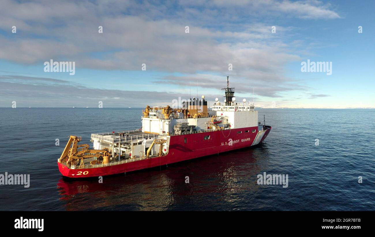 Les équipages de la Garde côtière Cutter Healy (WAWB 20) opèrent dans les eaux de la baie de Baffin chargées d’icebergs, près du fjord Umanak, au Groenland, le 24 septembre 2021. D’une longueur de 420 pieds, le Healy est le plus grand coupeur de la flotte de la Garde côtière et le brise-glace de classe polaire le plus récent et le plus avancé sur le plan technologique des États-Unis. Photo de la Garde côtière américaine par Matt Masaschi, chef du Petty Officer. Banque D'Images