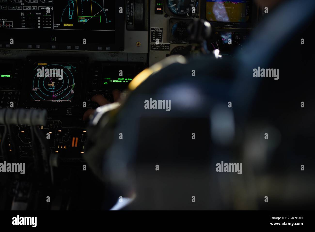 Le lieutenant de la Force aérienne américaine du 97e Escadron de ravitaillement en carburant aérien copilote un KC-135 pour un exercice de promenade à dos d'éléphant à la base aérienne de Fairchild, Washington, le 29 septembre 2021. 20 de ces avions ont été lancés successivement, ce qui en fait le plus grand lancement de l'histoire de la base. (É.-U. Photo de la Force aérienne par Airman Jenna A. Bond) (cette photo a été rognée et les couleurs ont été corrigées pour améliorer le sujet) Banque D'Images