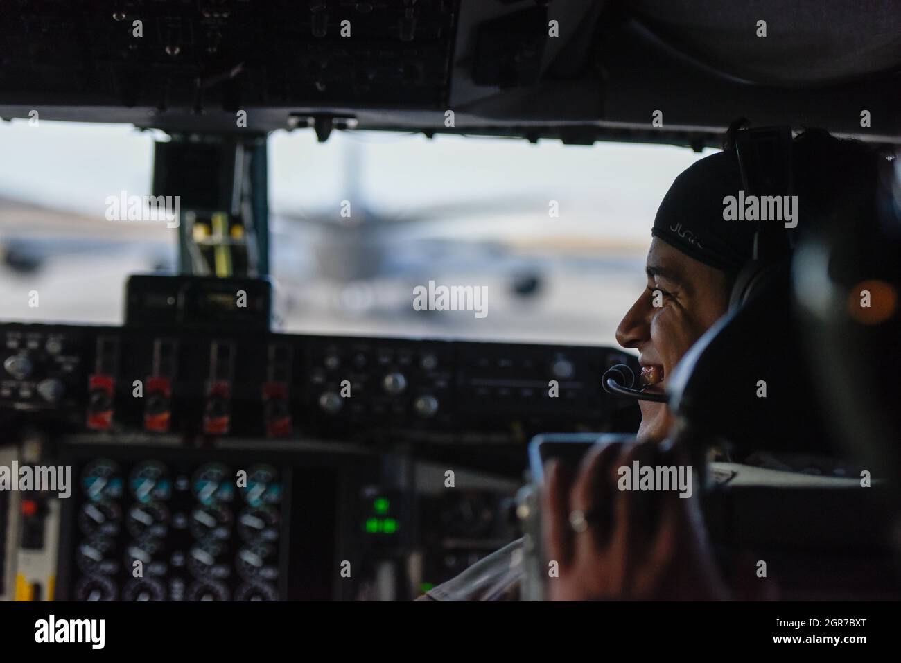 Le lieutenant de la US Air Force du 97e Escadron de ravitaillement en carburant est assis sur la piste, en attendant de décoller à la base aérienne de Fairchild, Washington, le 29 septembre 2021. 20 de ces avions ont été lancés successivement, ce qui en fait le plus grand lancement de l'histoire de la base. (É.-U. Photo de la Force aérienne par Airman Jenna A. Bond) (cette photo a été rognée et les couleurs ont été corrigées pour améliorer le sujet) Banque D'Images