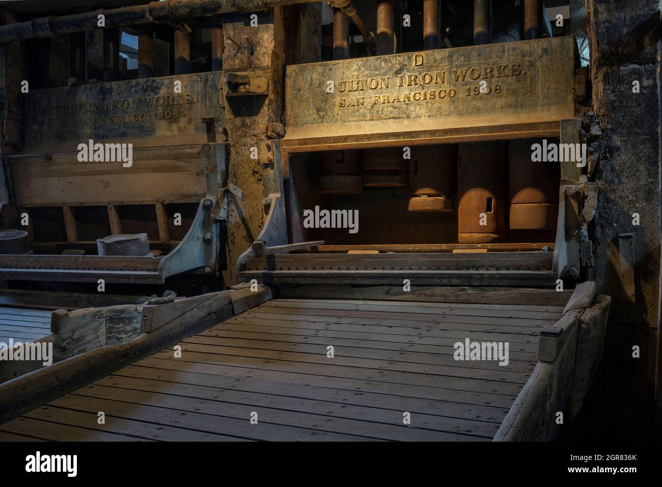 Les timbres de minerai pesant plus de 900 livres chacun ont pulvérisé les roches dans le cadre du procédé Washoe utilisé par l'usine de timbres standard de Bodie, en Californie. Le Banque D'Images