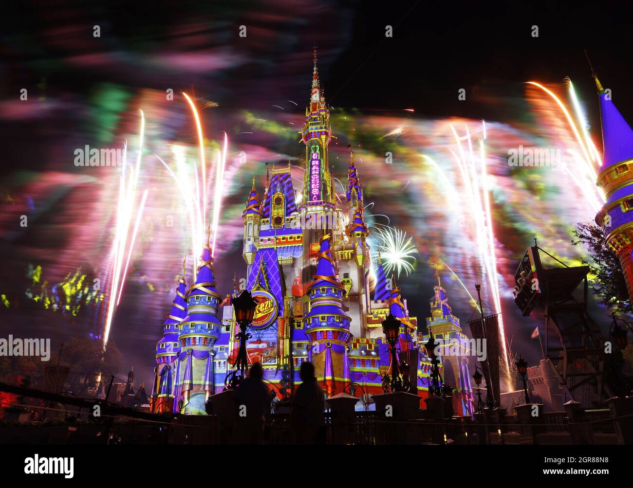 Nuit Magique Dans Le Monde De Disney Présentateur Pour la première fois dans le monde du film, un jeune acteur français  Frantz Maillart, qui tient 29 ans, lance sa propre campagne publicitaire  avec d'énormes affiches 4X3m à Paris et dans