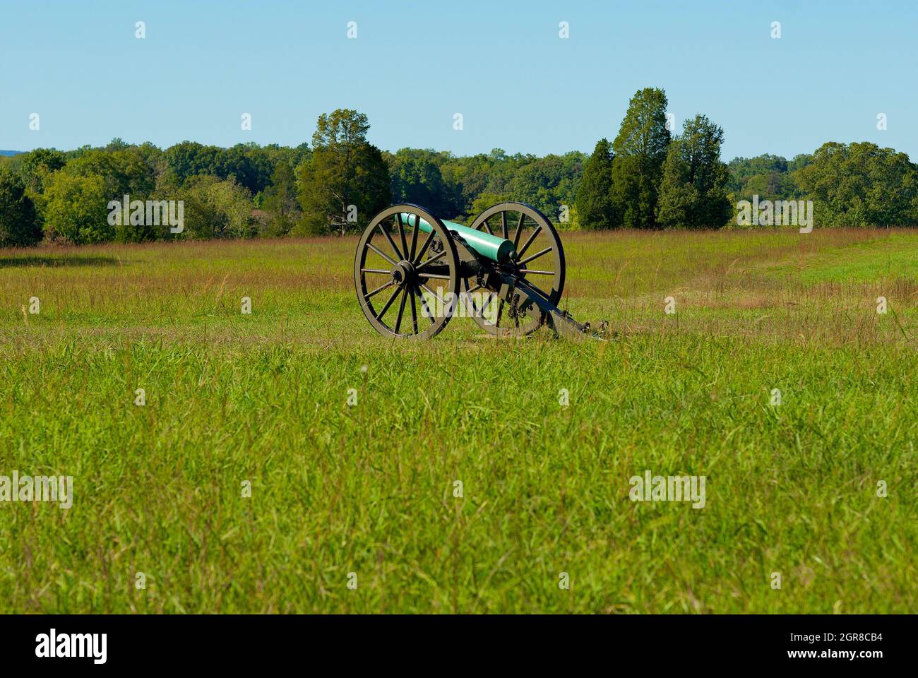 Manassas, Virginie, États-Unis - 29 septembre 2021 : un seul canon confédéré de la guerre de Sécession se trouve au sommet de « Henry Hill » au parc national de Manassas Battlefield. Banque D'Images