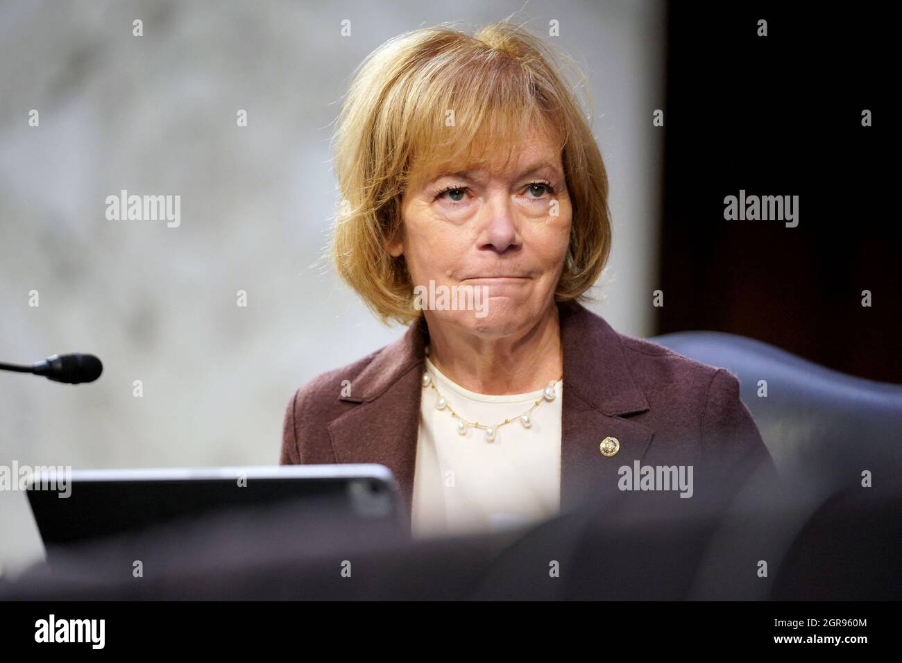 Le sénateur Tina Smith (D-Minn.) est vu lors d'une audience du Comité sénatorial de la santé, de l'éducation, du travail et des pensions pour discuter de la réouverture des écoles pendant Covid-19 le jeudi 30 septembre 2021 à Capitol Hill, à Washington, D.C. Banque D'Images