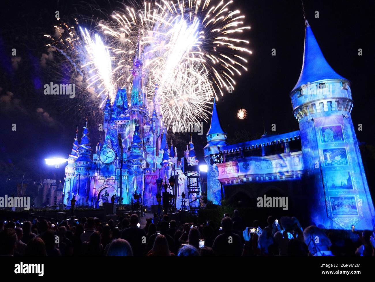 Nuit Magique Dans Le Monde De Disney Présentateur Pour la première fois dans le monde du film, un jeune acteur français  Frantz Maillart, qui tient 29 ans, lance sa propre campagne publicitaire  avec d'énormes affiches 4X3m à Paris et dans