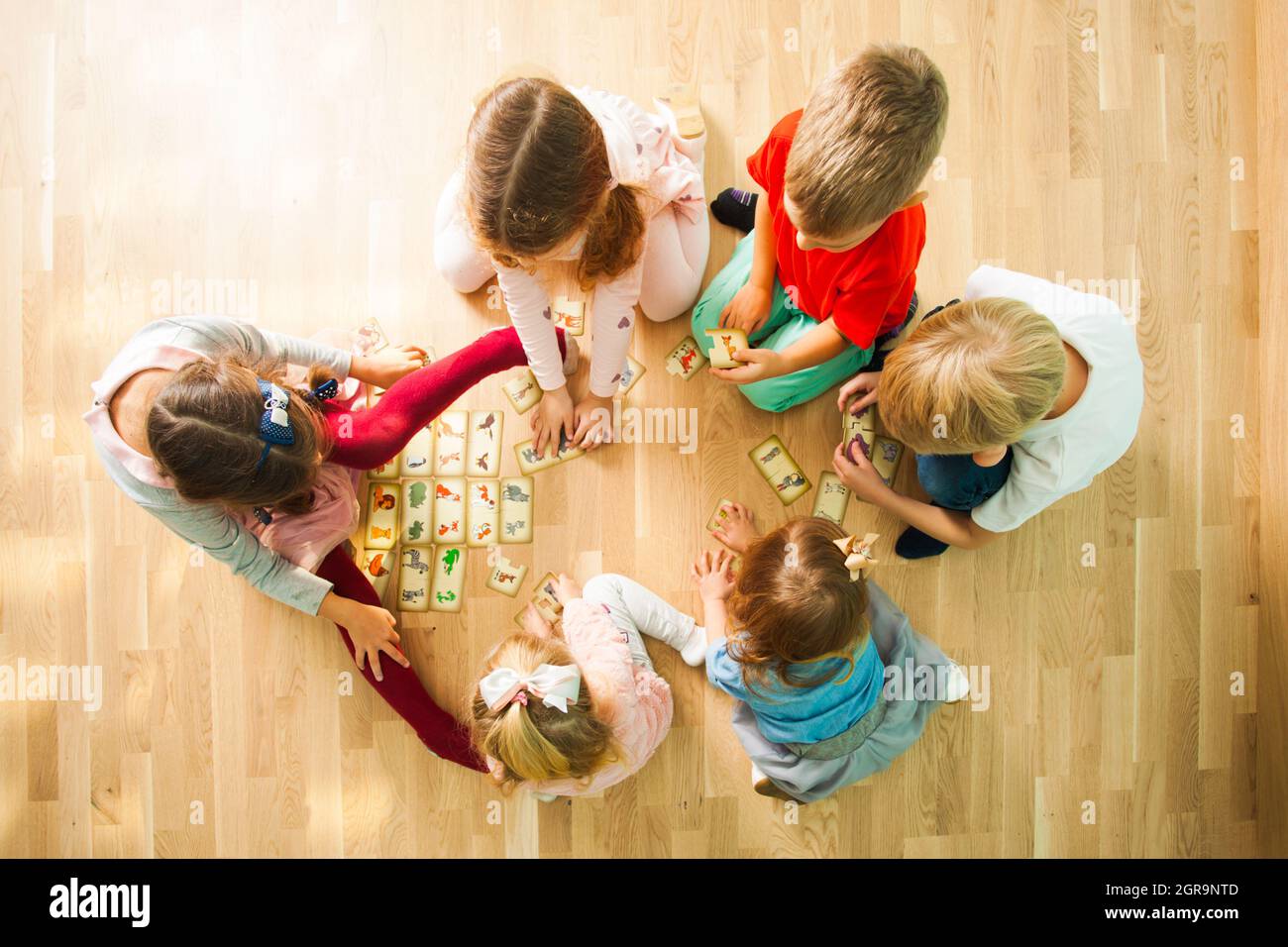 Enfants Jouant Avec Des Cartes De Puzzle Pour Le Developpement D Enfant Dans La Salle De Jeu Faites Correspondre Les Animaux Appropries Carte Avec Animaux Maman Et Bebe Photo Stock Alamy