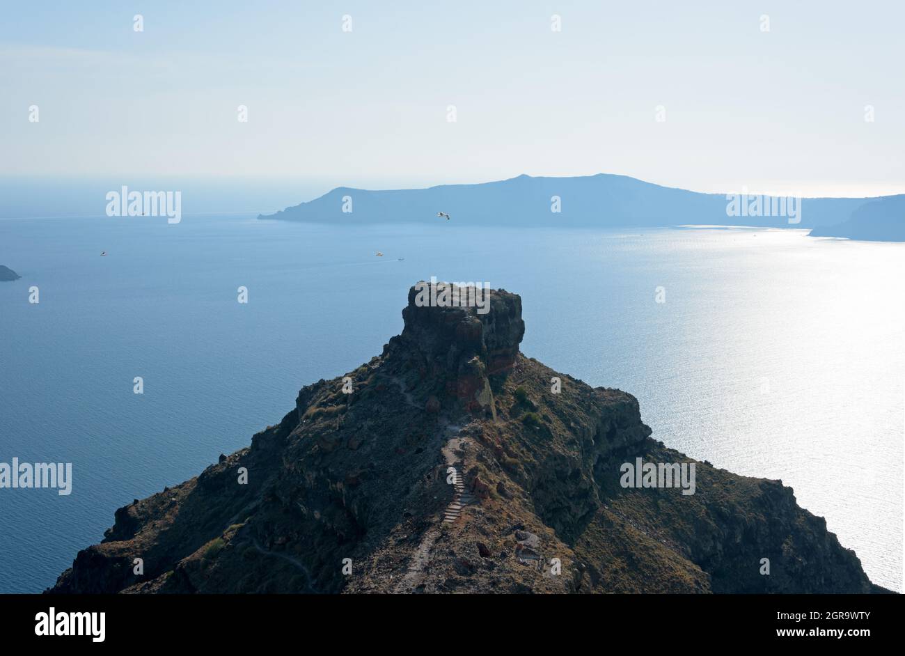Vue sur Skaros Rock dans l'île de Santorini, Grèce Banque D'Images