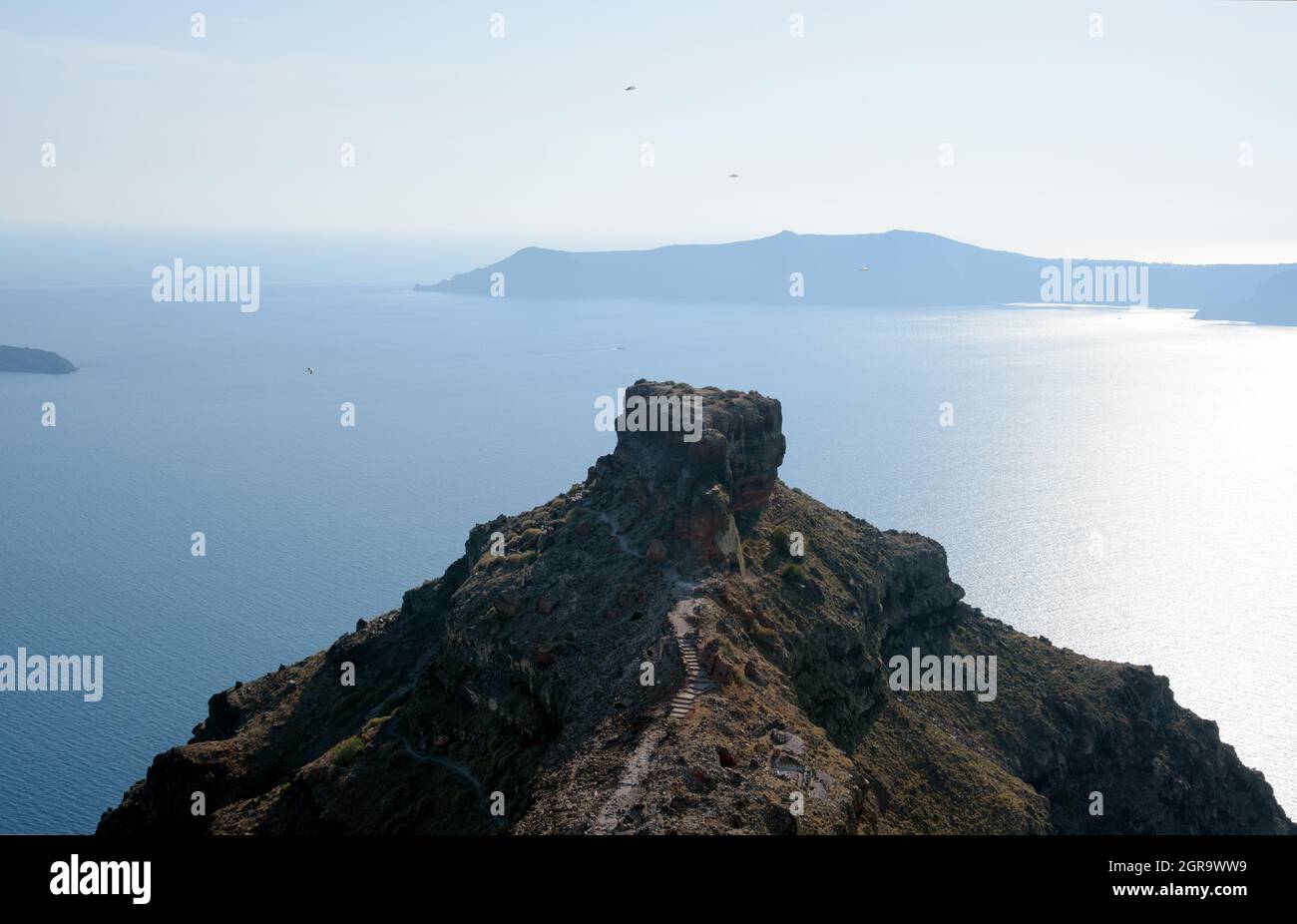 Skaros Rock à Santorini en Grèce, formation de roche créée par l'activité volcanique Banque D'Images