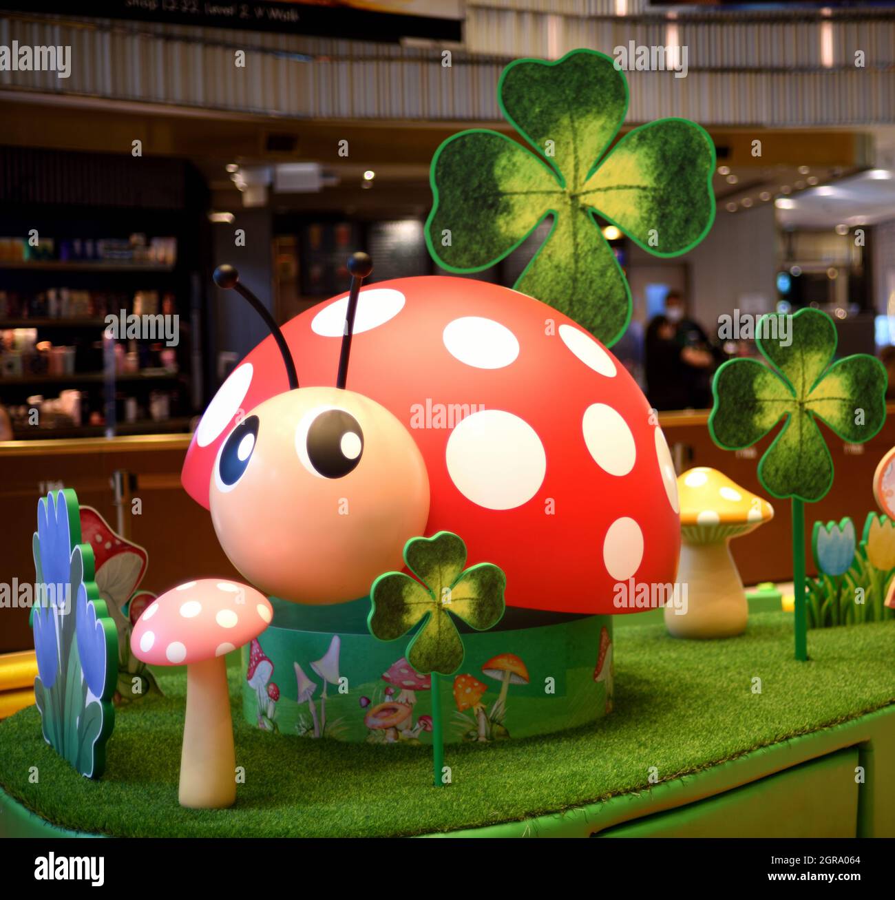 Coccinelle, champignon et trèfle à quatre feuilles constituent une décoration de scène à l'intérieur d'une galerie marchande, Hong Kong Banque D'Images