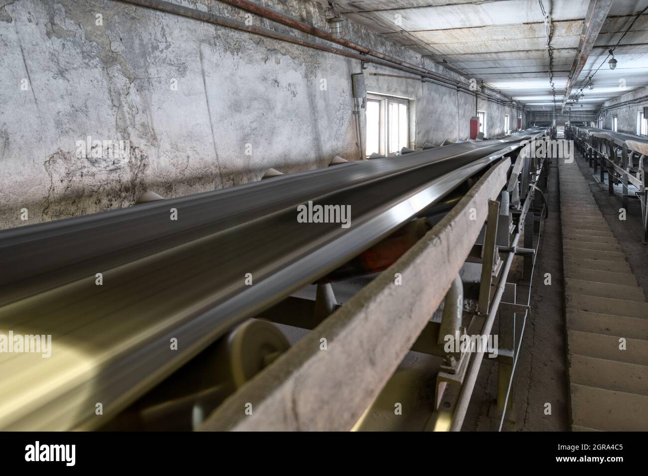 Système de convoyeur à bande dans un tunnel souterrain. Transport du minerai à la surface Banque D'Images