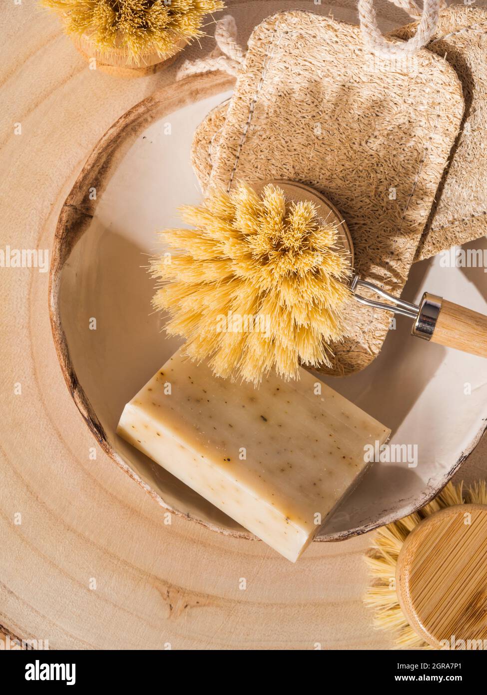Zéro déchet vaisselle naturelle laver la cuisine Accueil Eco produits de  nettoyage - brosses en bois, éponge Loofah Photo Stock - Alamy