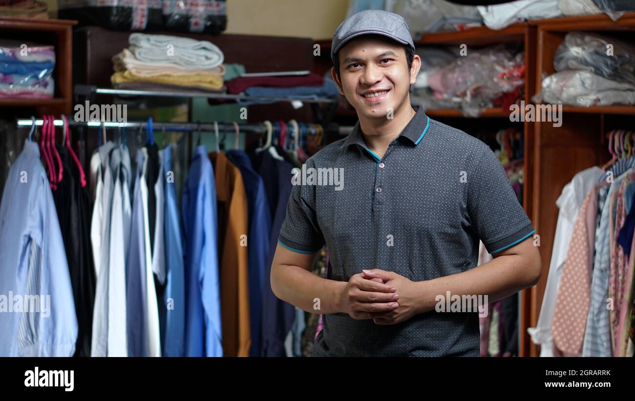 Jeune entrepreneur debout dans le magasin de tissu Banque D'Images