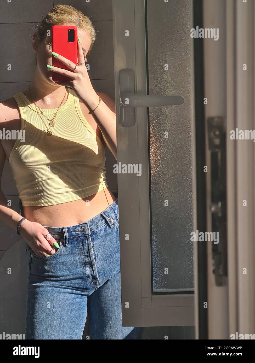 Jeune femme faisant Selfie debout devant le miroir Photo Stock - Alamy