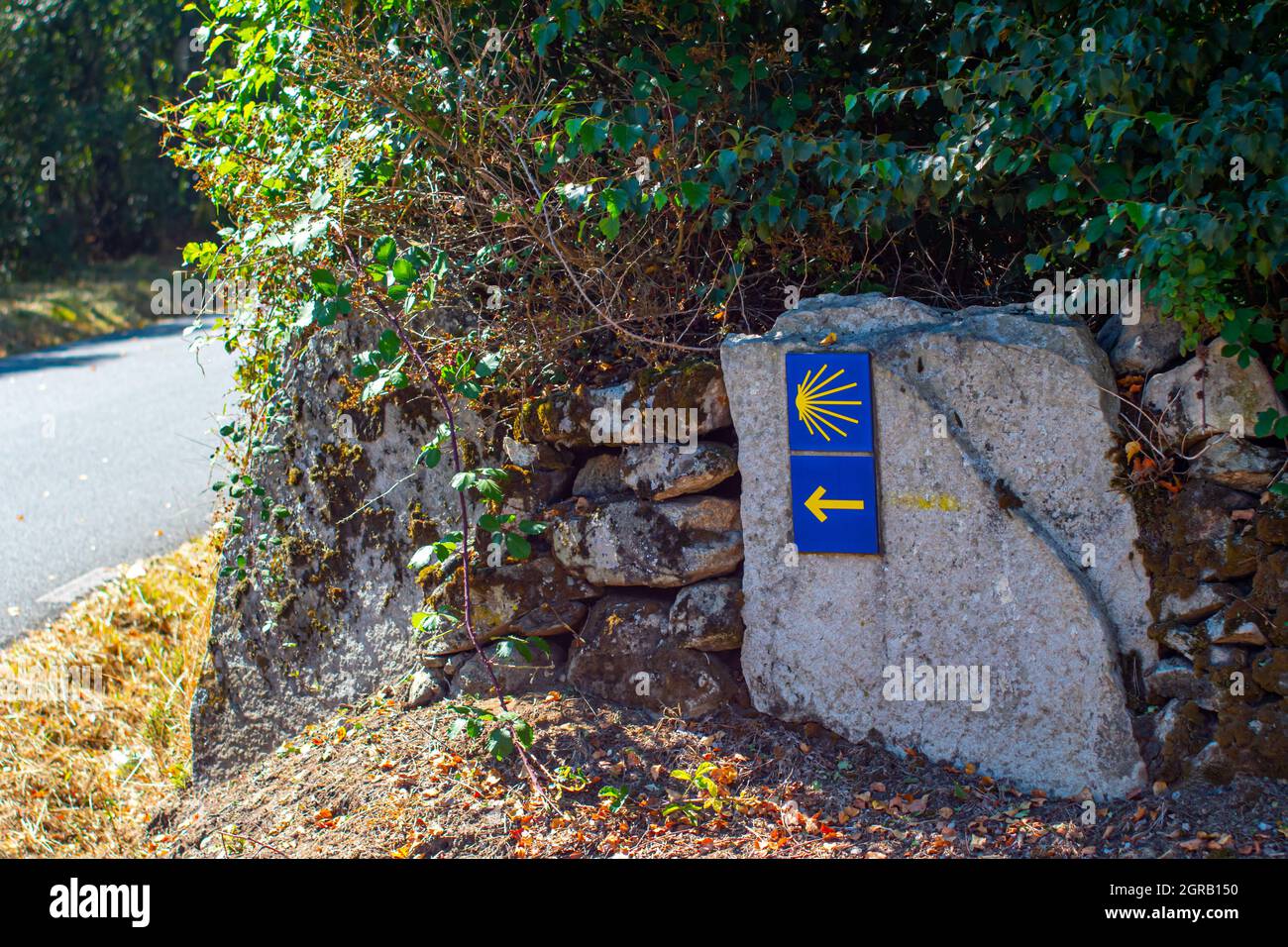 RIBADEO, ESPAGNE - 31 août 2021 : un panneau sur le chemin de Saint-Jacques-de-Compostelle à Ribadeo, Asturies Banque D'Images