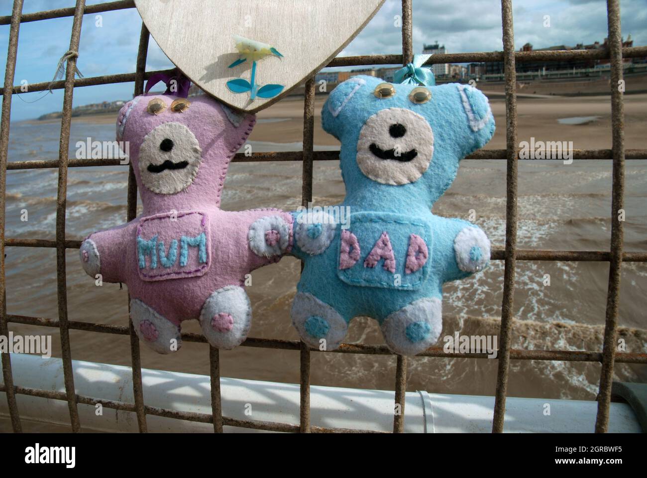 Les ours de maman et de papa sont liés aux chemins de fer de North Pier comme un mémorial, Blackpool, Lancashire, Royaume-Uni. Banque D'Images