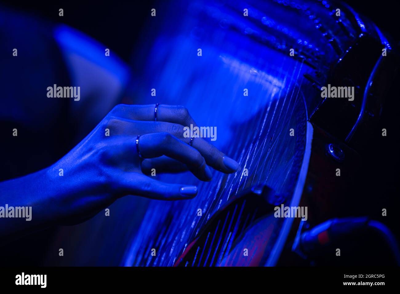 gros plan de la main jouant de la bandura sur la scène de concert Banque D'Images