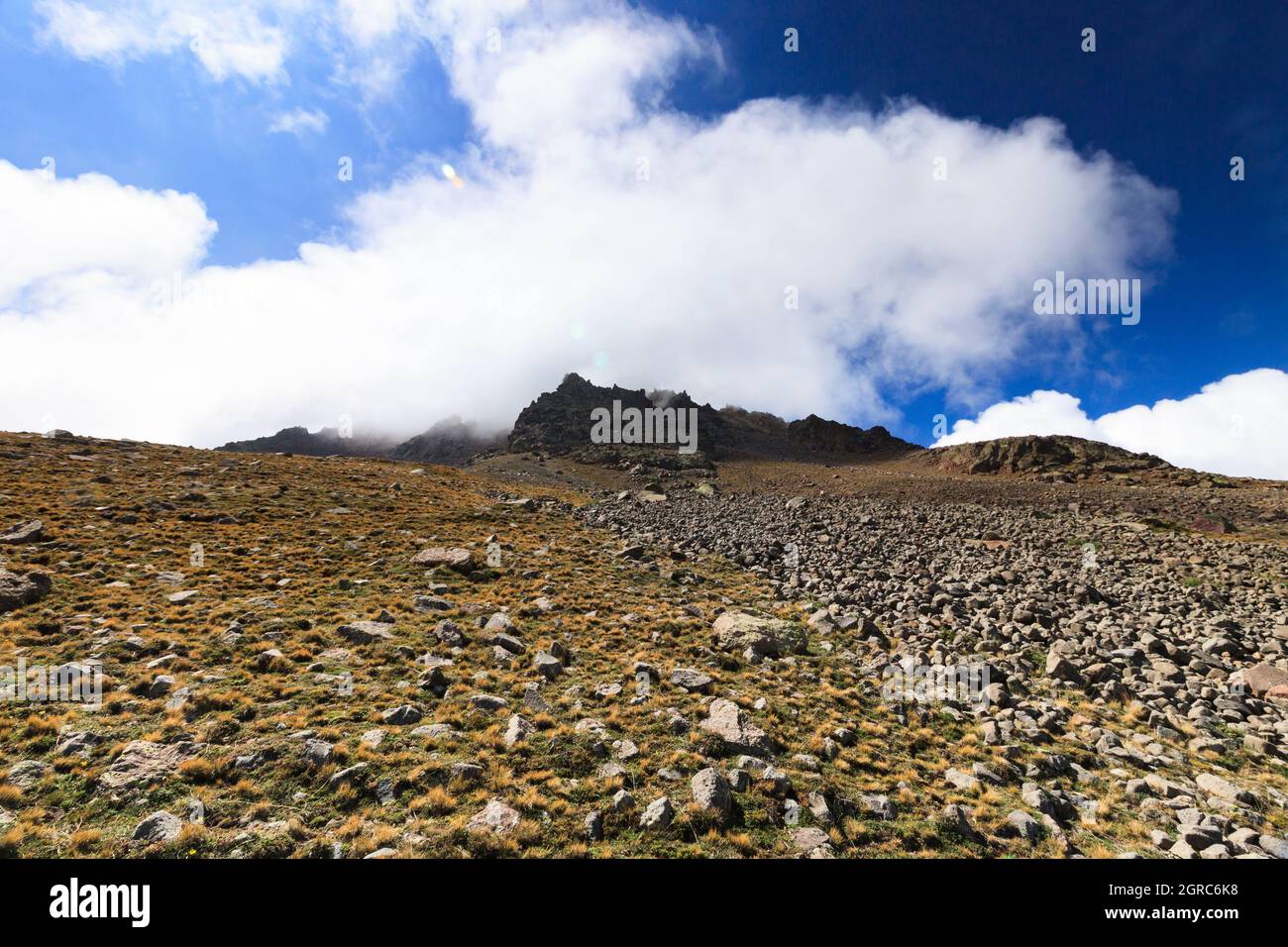 Vues en tant que chercheur depuis la randonnée du mont Hasan 3286 m Banque D'Images