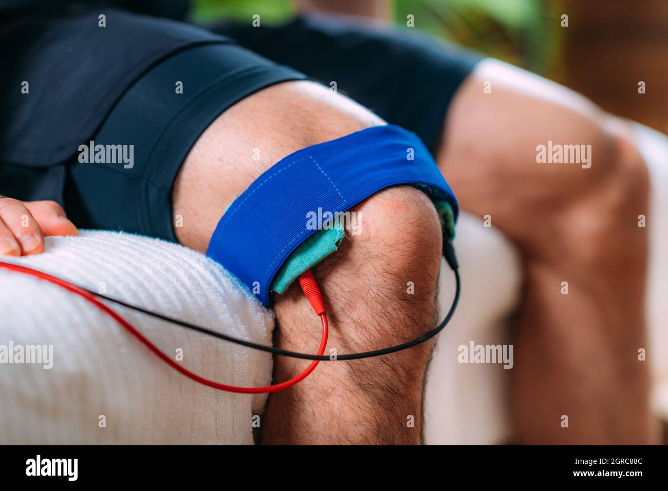 Thérapie physique du genou avec coussins de renfort d'électrode TENS,  stimulation nerveuse électrique transcutanée Photo Stock - Alamy