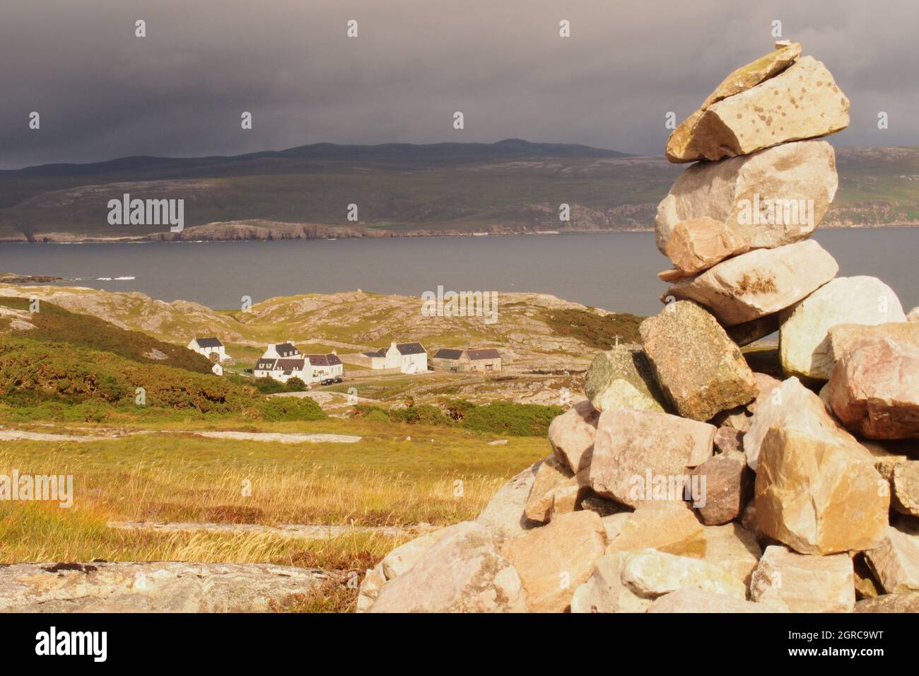 Vue rapprochée d'un cairn composé de grosses pierres de forme brute empilées contre la mer, ciel nad de terre près de Durness, en Écosse Banque D'Images