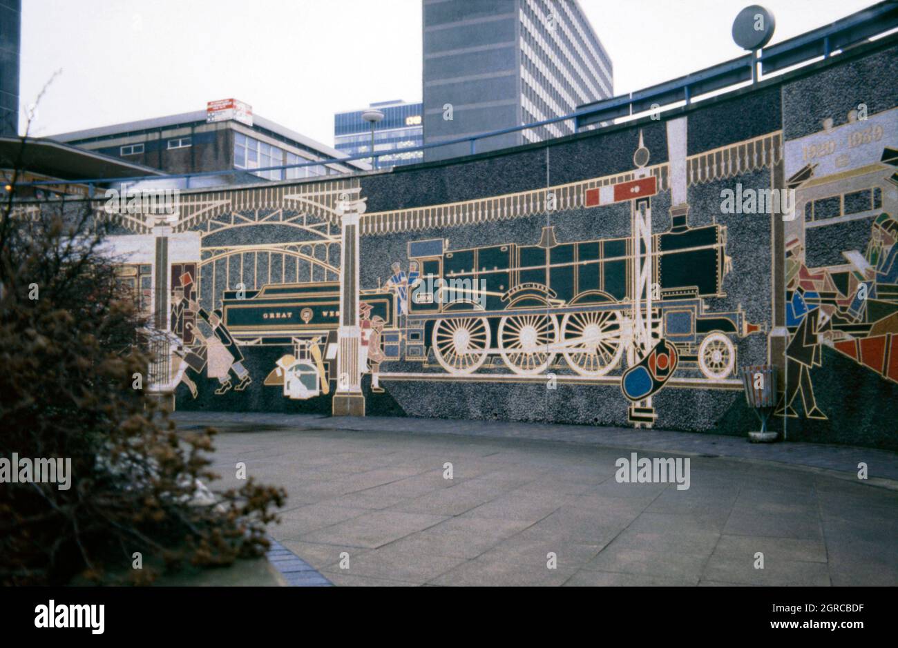 Une vue de l'histoire originale de Snow Hill, une fresque de Kenneth Budd en 1968 située à St Chad's Queensway, Birmingham, Angleterre, Royaume-Uni en 1978. La fresque célébrait l'histoire de la gare de Birmingham Snow Hill et du Great Western Railway, la compagnie qui gérait le service de train entre Londres Paddington et la gare de Snow Hill. La murale a été détruite en 2007 lorsque la région a été redéveloppée. En 2013, le fils de Kenneth Budd, Oliver Budd, a refait la fresque en miniature à proximité. Cette image provient d'une ancienne transparence couleur 35 mm amateur, une photographie vintage des années 1970. Banque D'Images